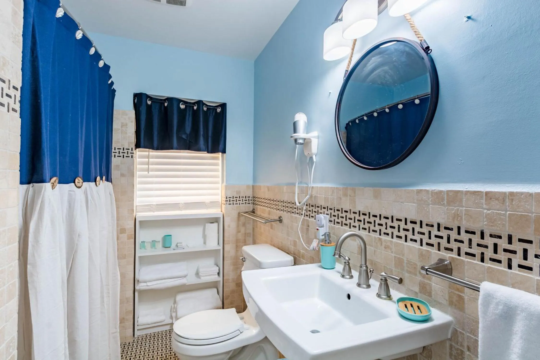 Bathroom in Upham Beach Inn