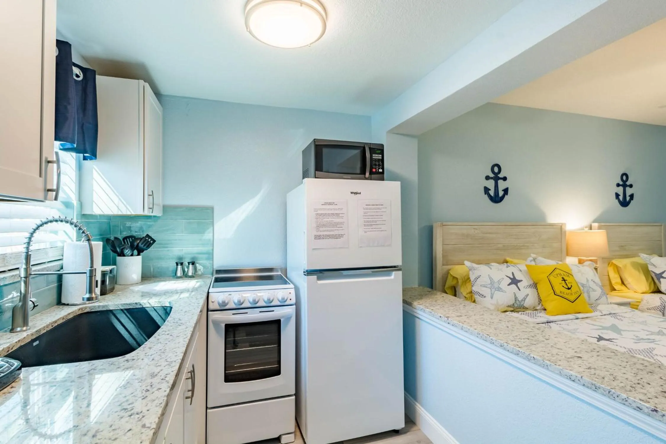 Kitchen or kitchenette, Bed in Upham Beach Inn