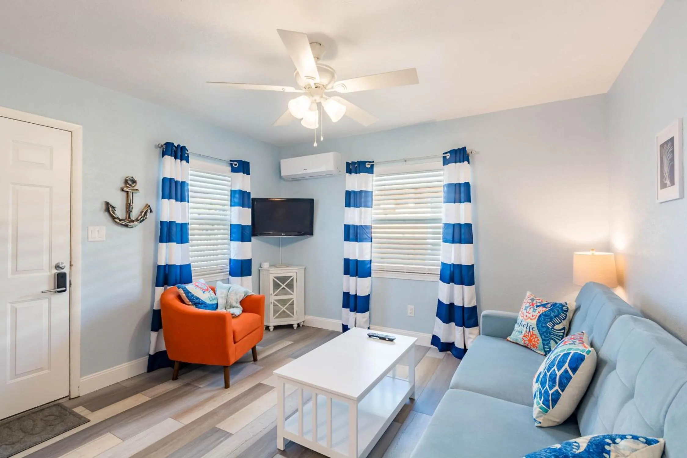Living room in Upham Beach Inn