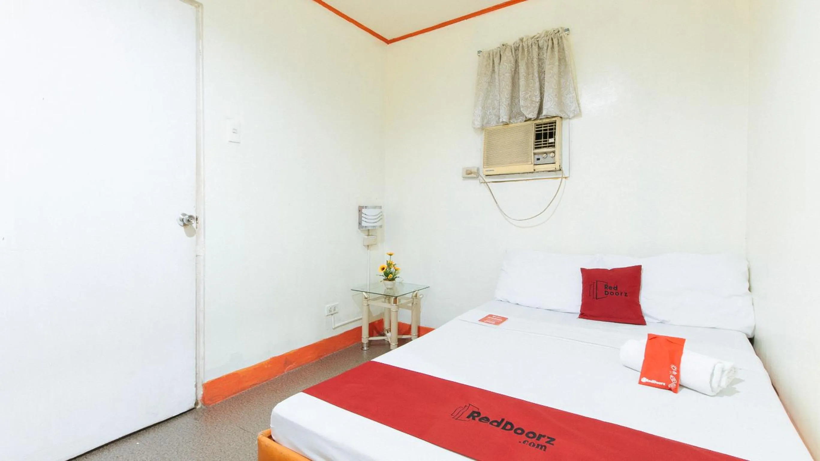 Bed in RedDoorz @ Eros Travellers Pensione