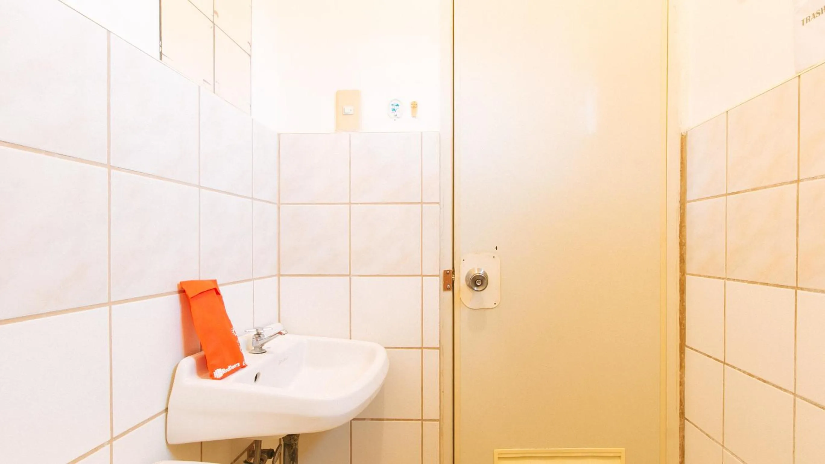 Shower in RedDoorz @ Eros Travellers Pensione