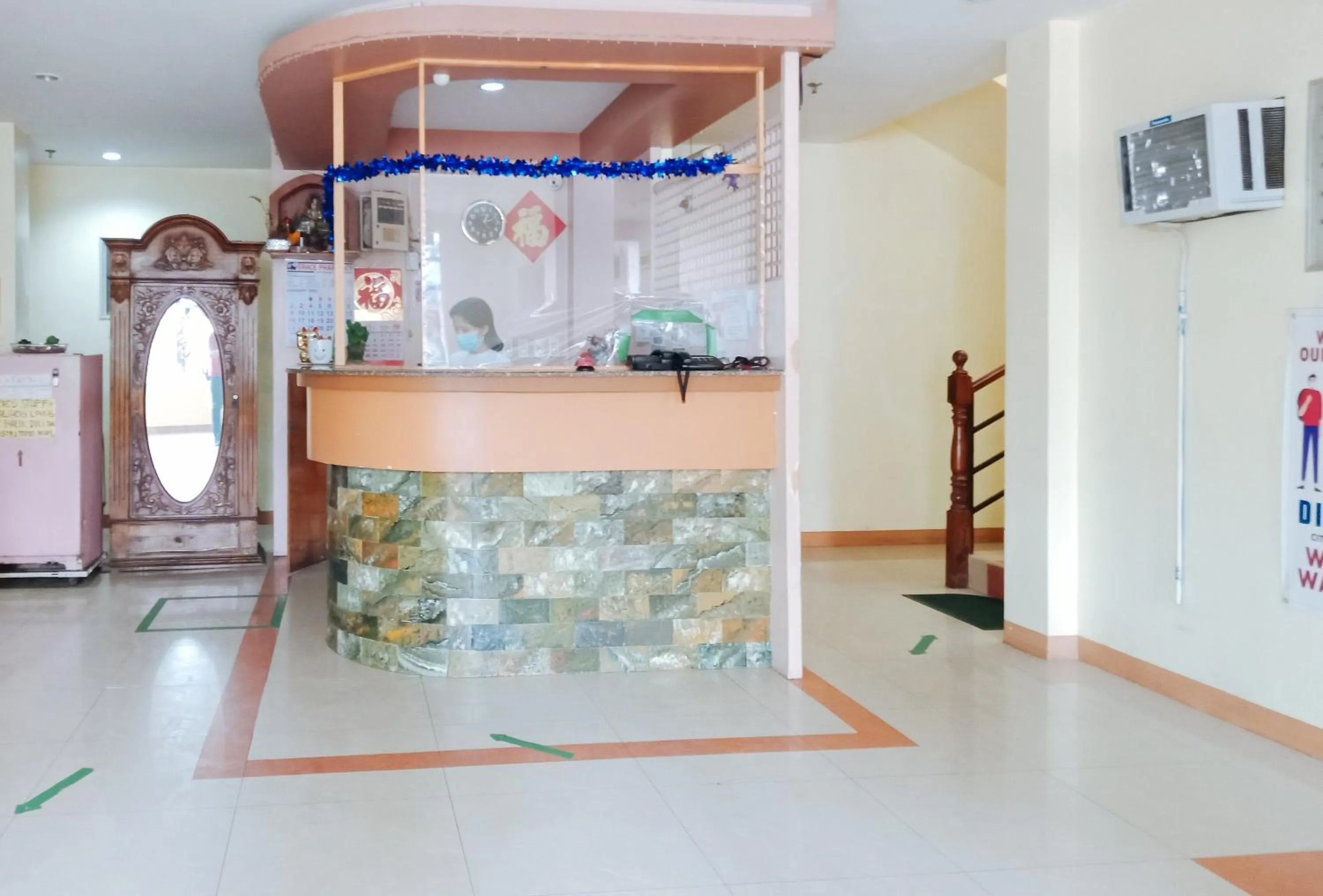 Lobby or reception in RedDoorz @ Eros Travellers Pensione