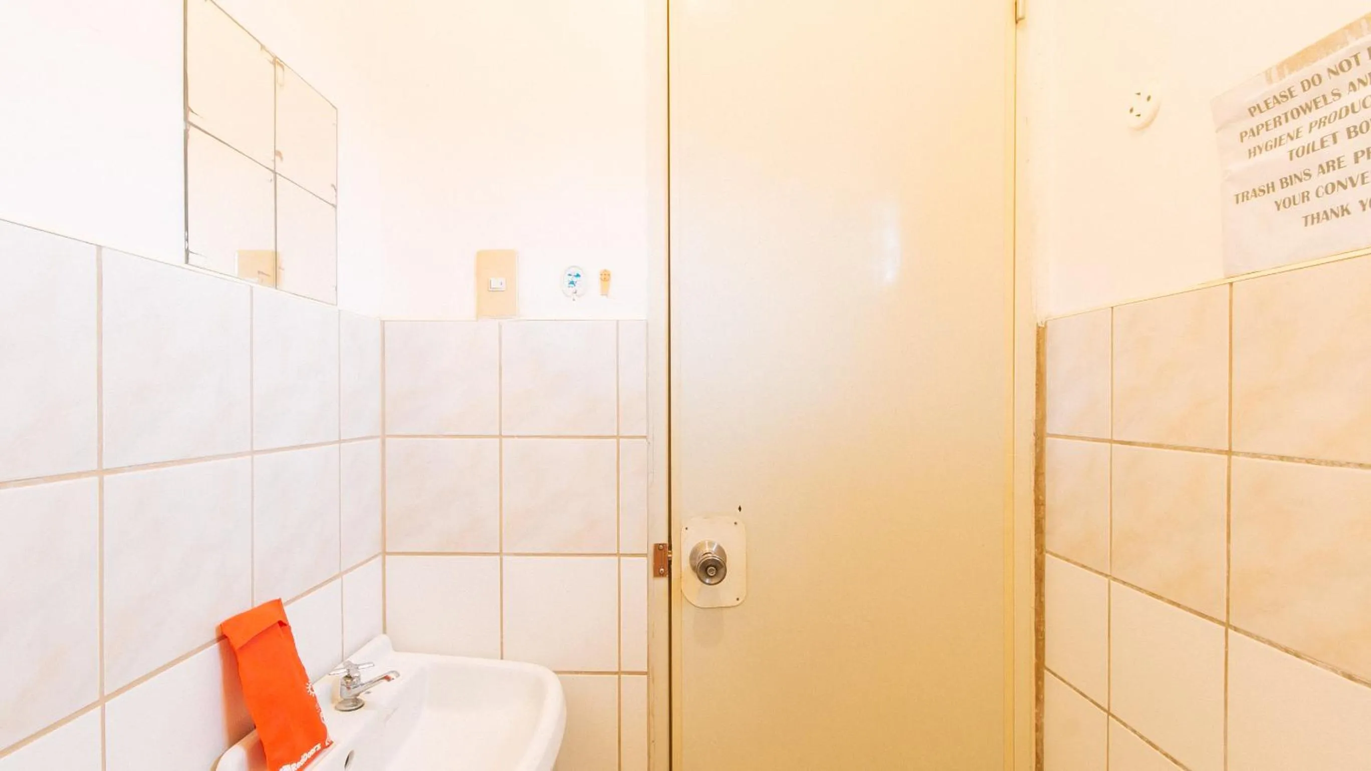 Shower in RedDoorz @ Eros Travellers Pensione