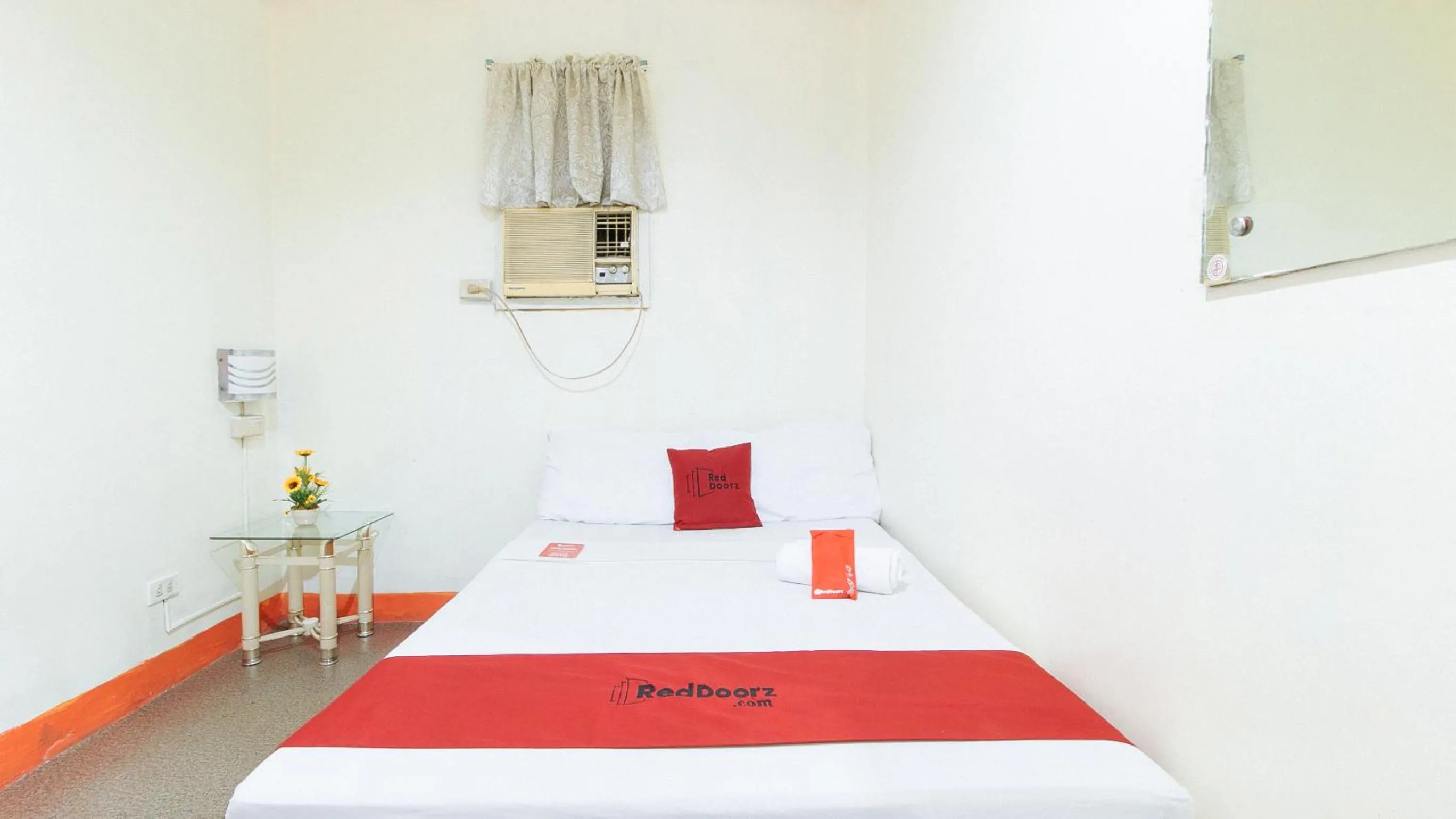 Bed in RedDoorz @ Eros Travellers Pensione