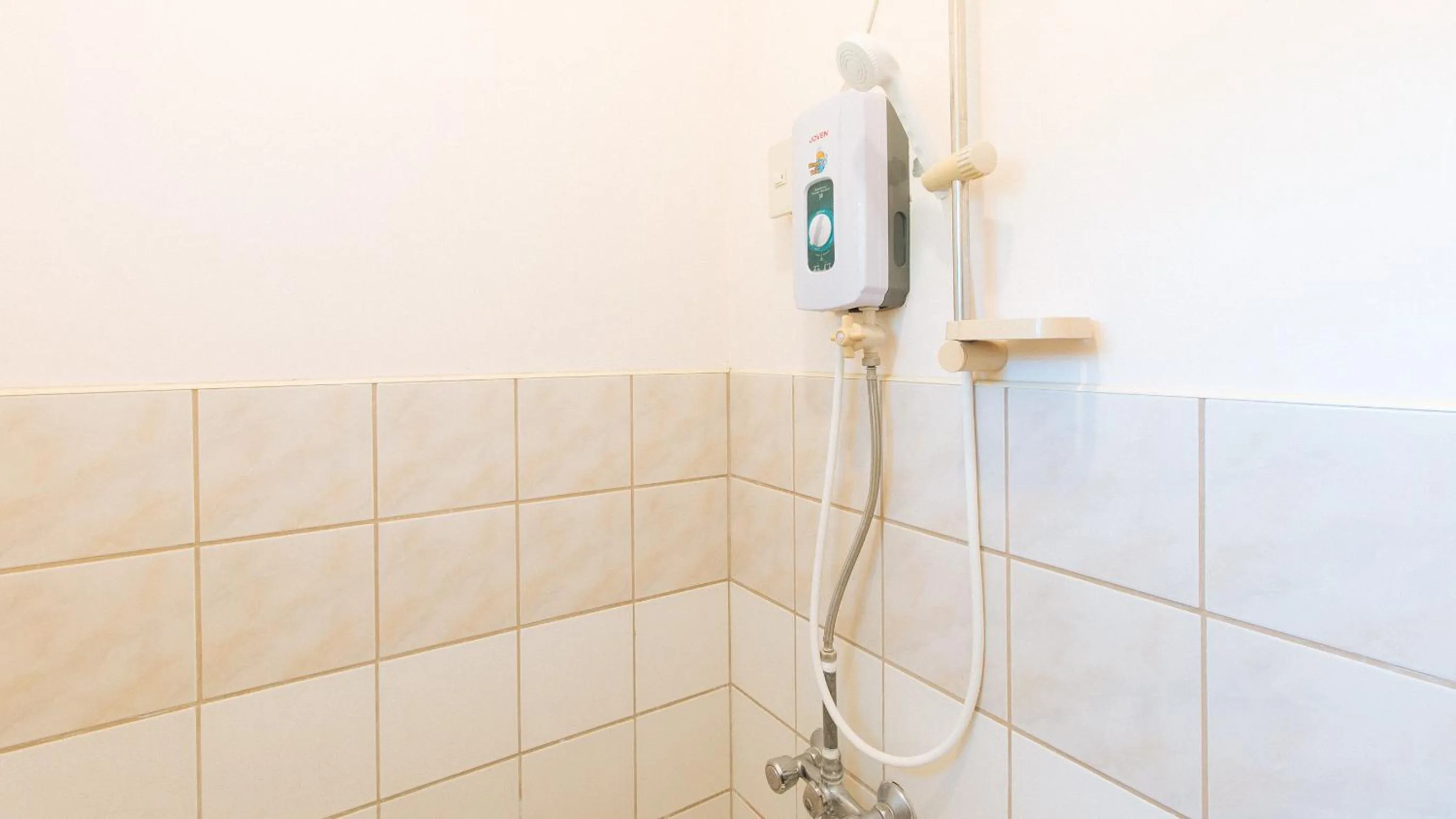 Shower in RedDoorz @ Eros Travellers Pensione