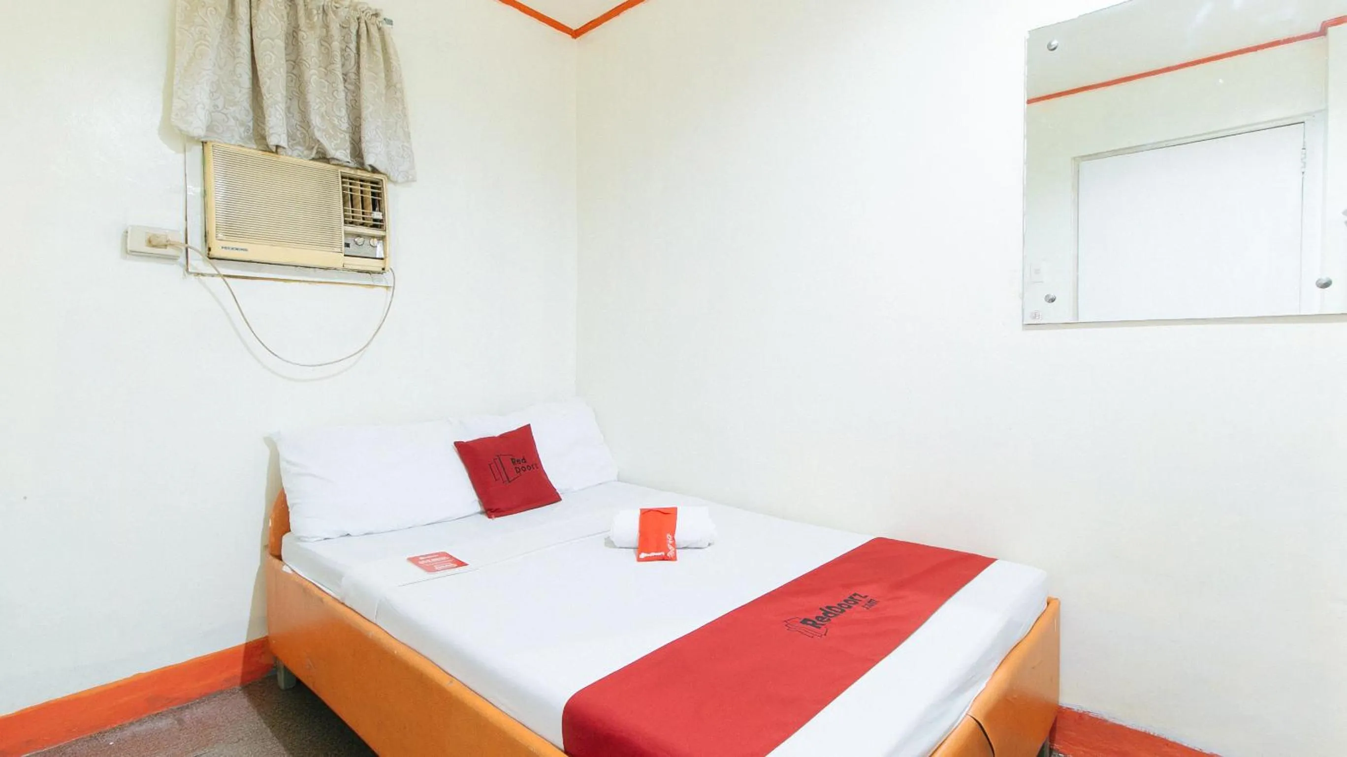 Bed in RedDoorz @ Eros Travellers Pensione