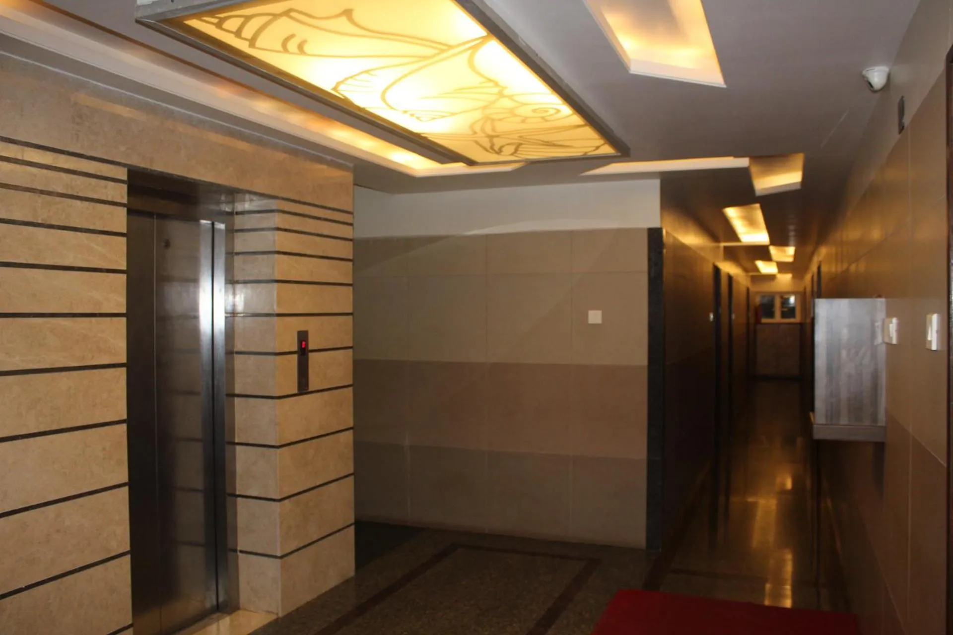 elevator in Annai in Saravana Bhavan Fine stay and Restaurant