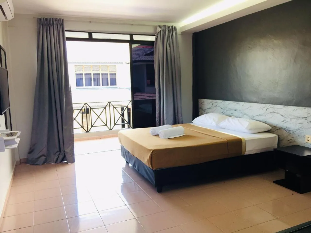 Bed in DLAYARAN HOTEL & CAFE