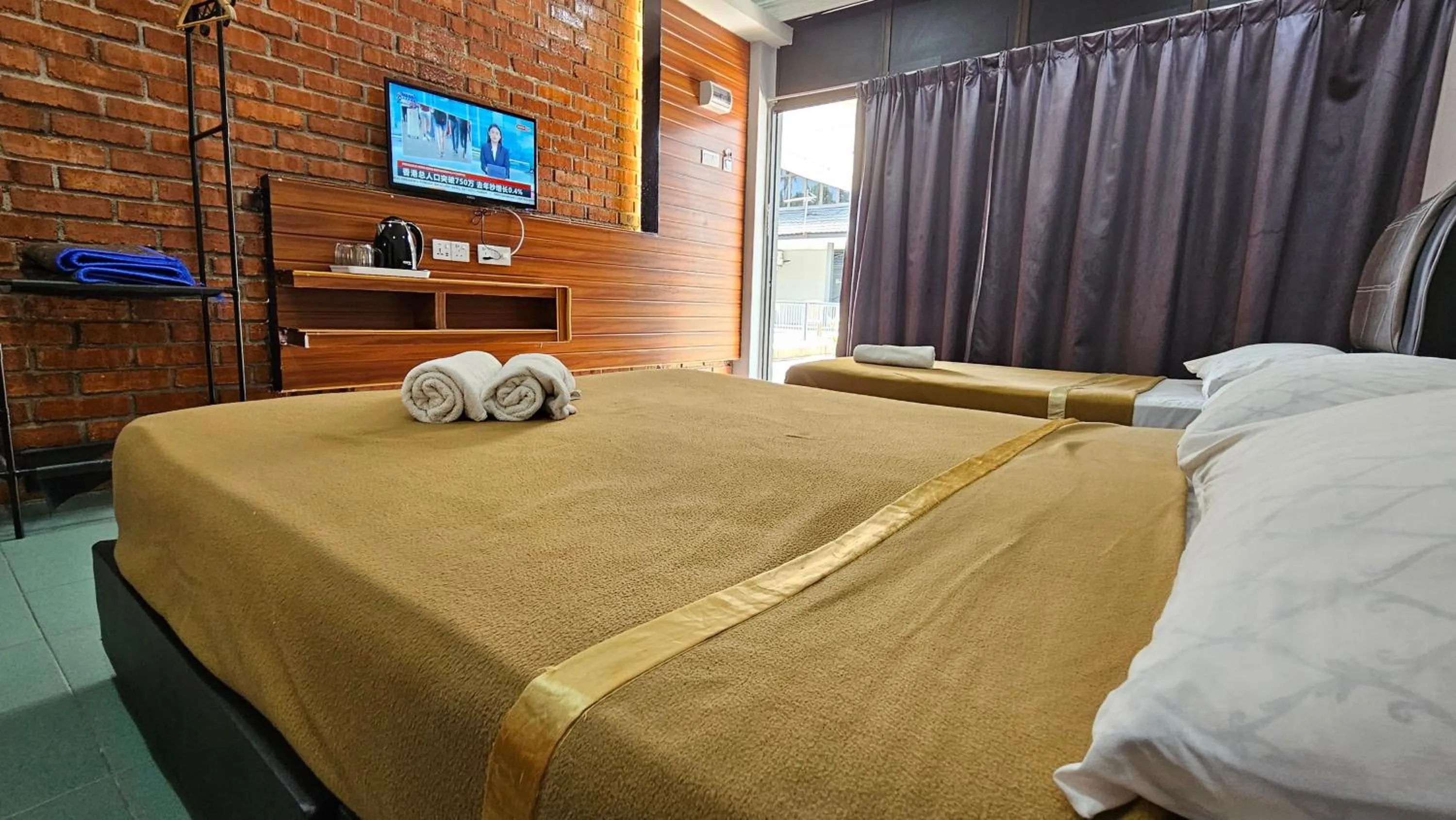 Bed in DLAYARAN HOTEL & CAFE