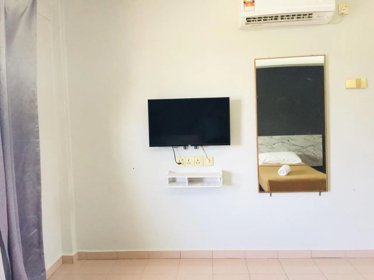 TV and multimedia in DLAYARAN HOTEL & CAFE