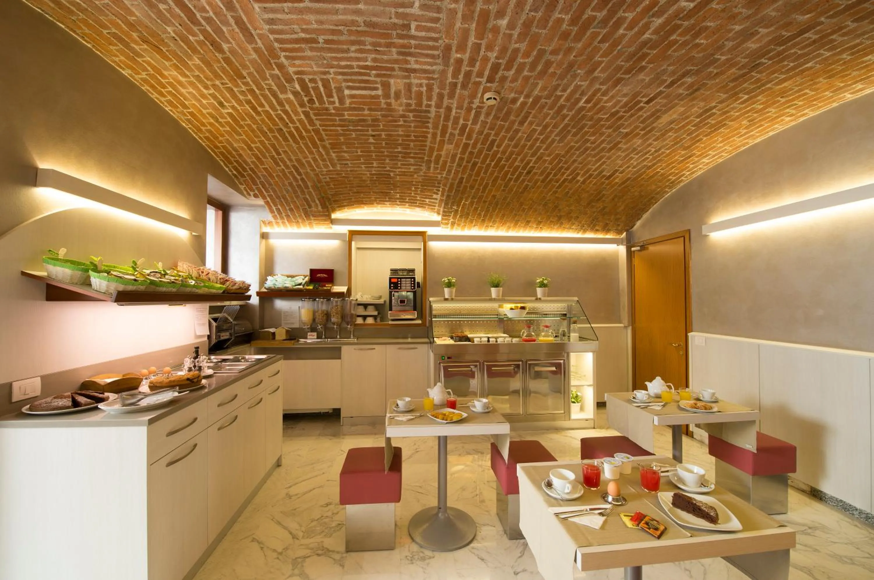 Restaurant/places to eat in Hotel Ideale