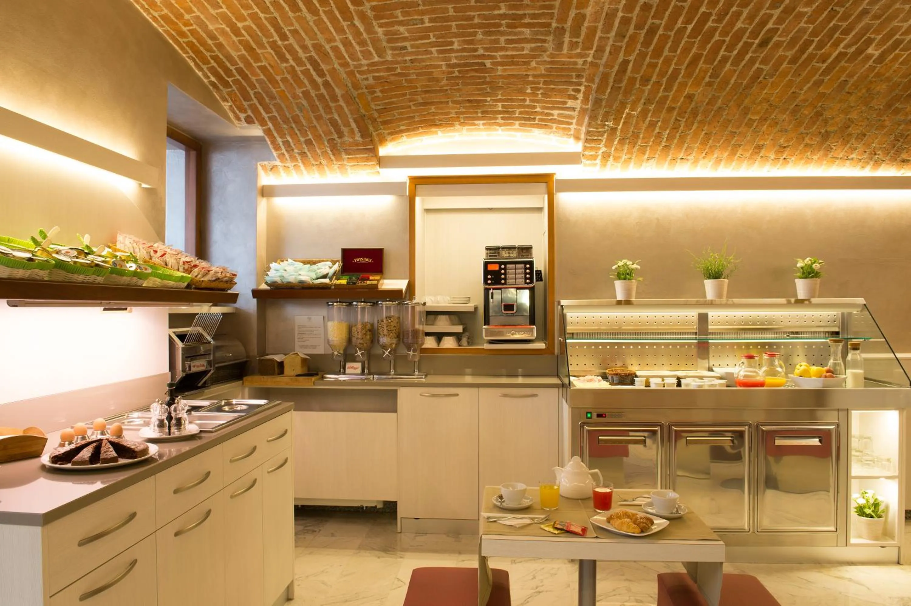 Restaurant/places to eat in Hotel Ideale