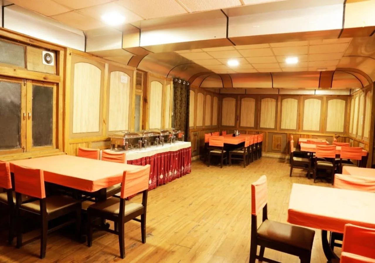 Restaurant/places to eat in Hotel Aroma Nainital In house parking