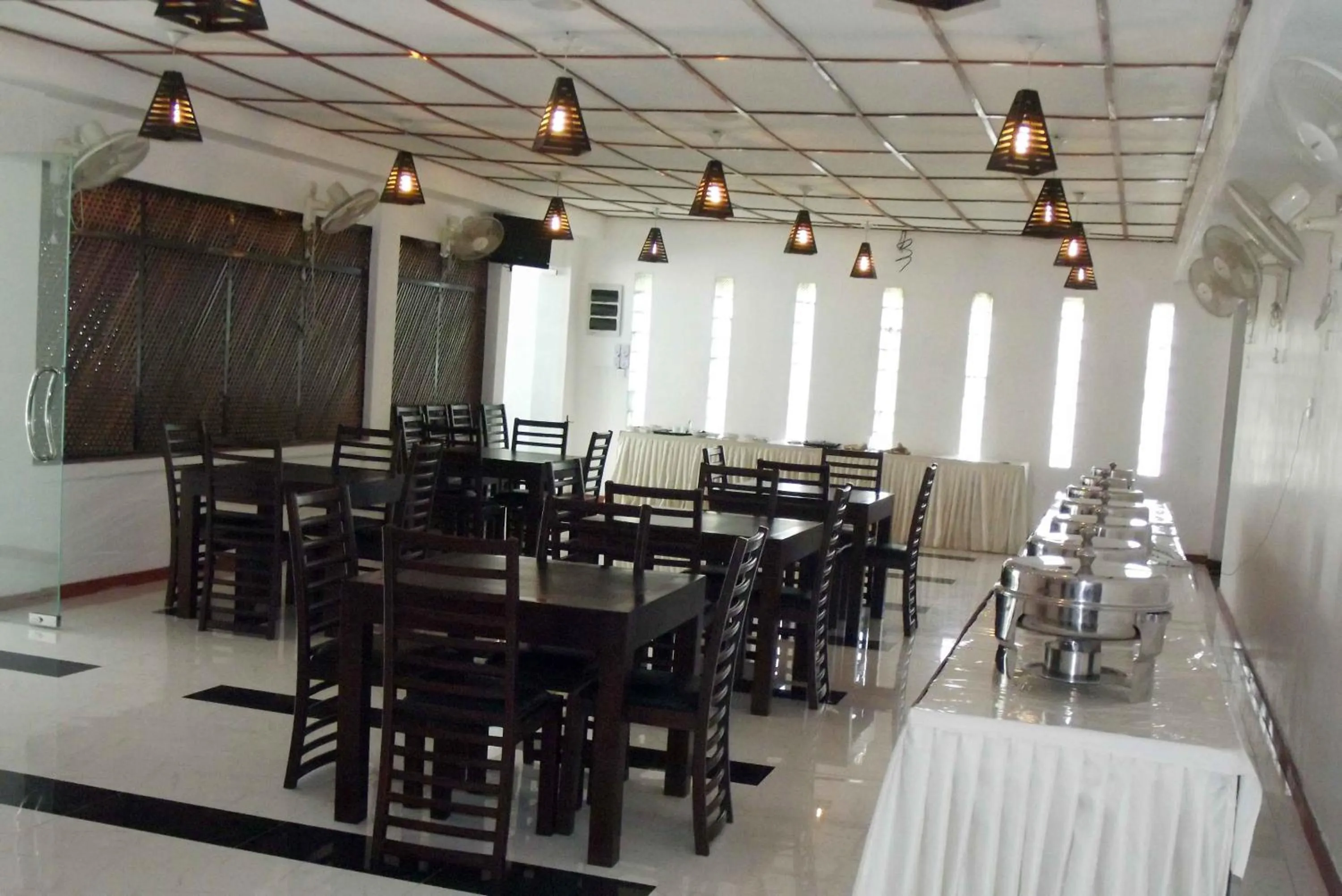 Restaurant/places to eat in Subhas Tourist Hotel