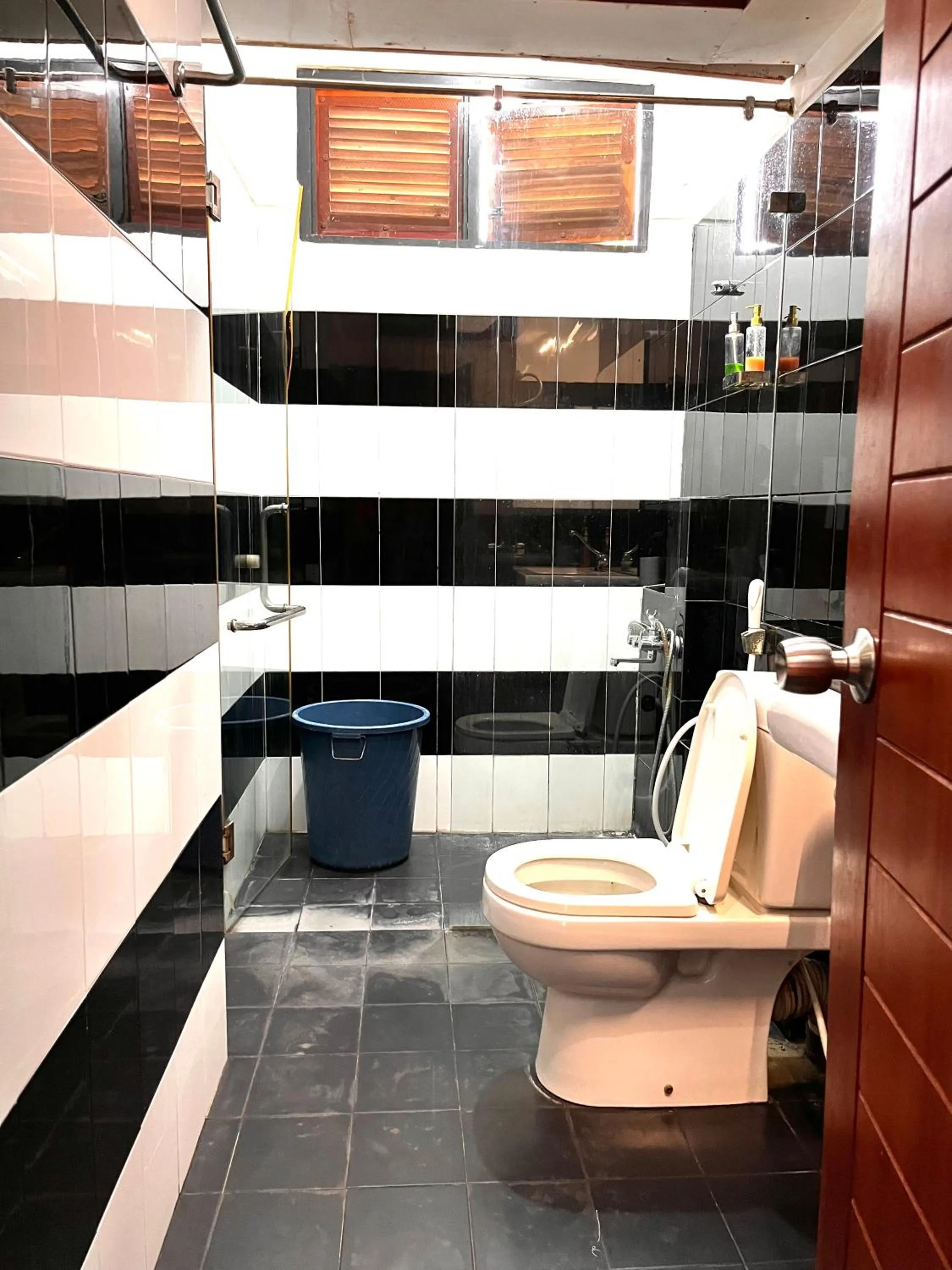 Toilet in Subhas Tourist Hotel
