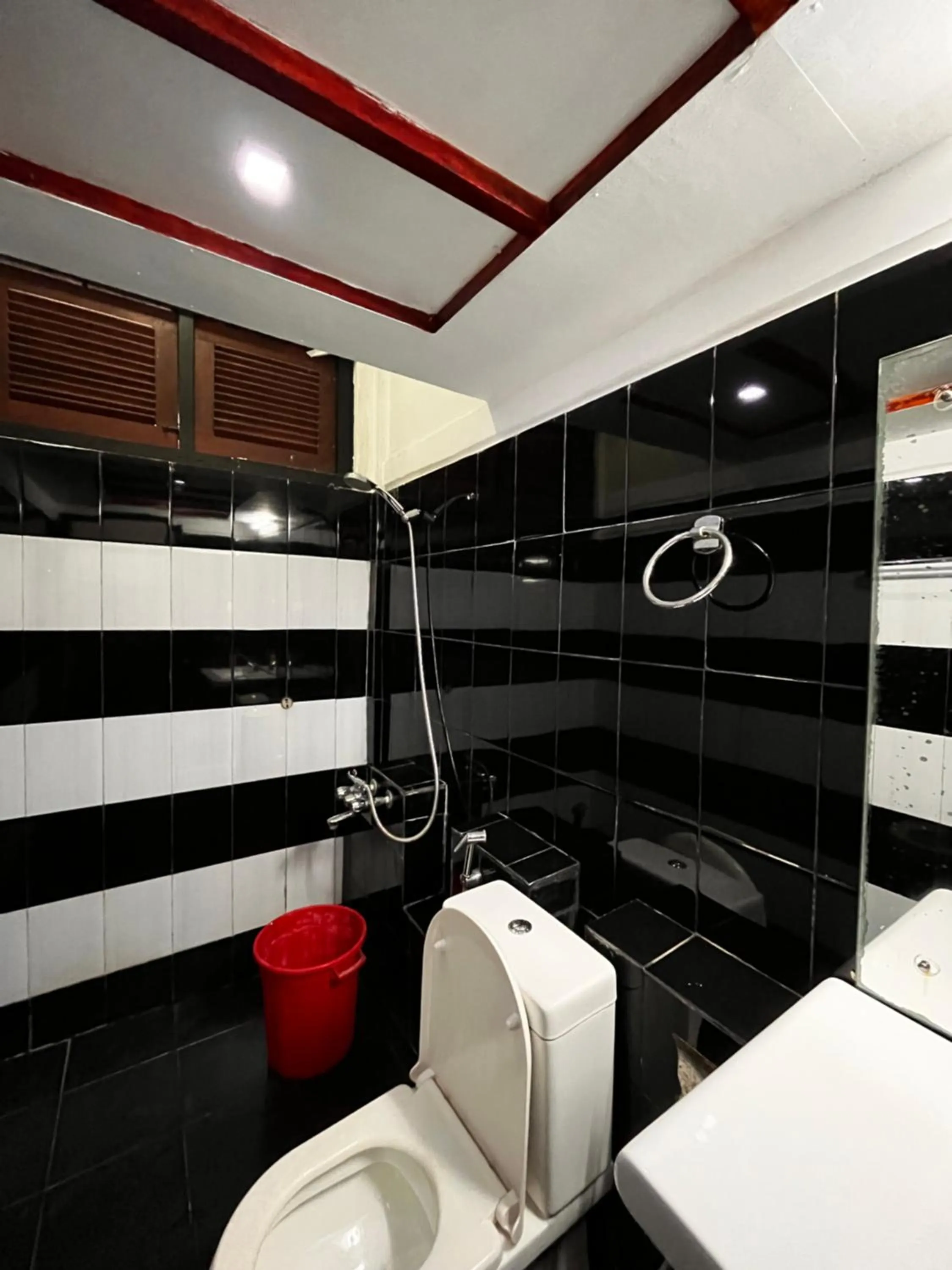 Shower in Subhas Tourist Hotel
