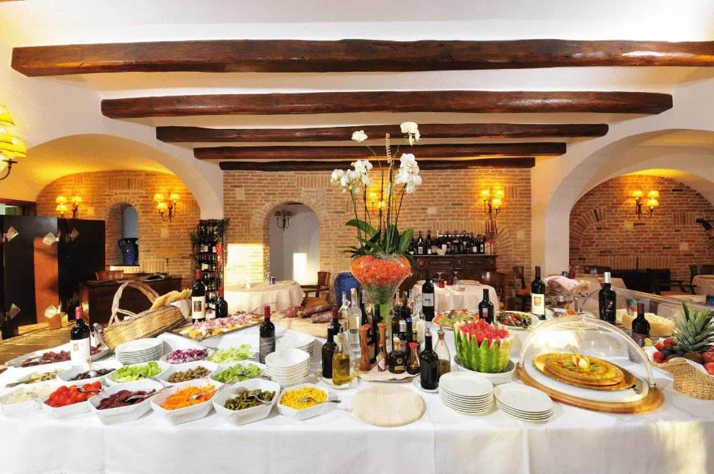 Restaurant/places to eat in Hotel Arbatasar