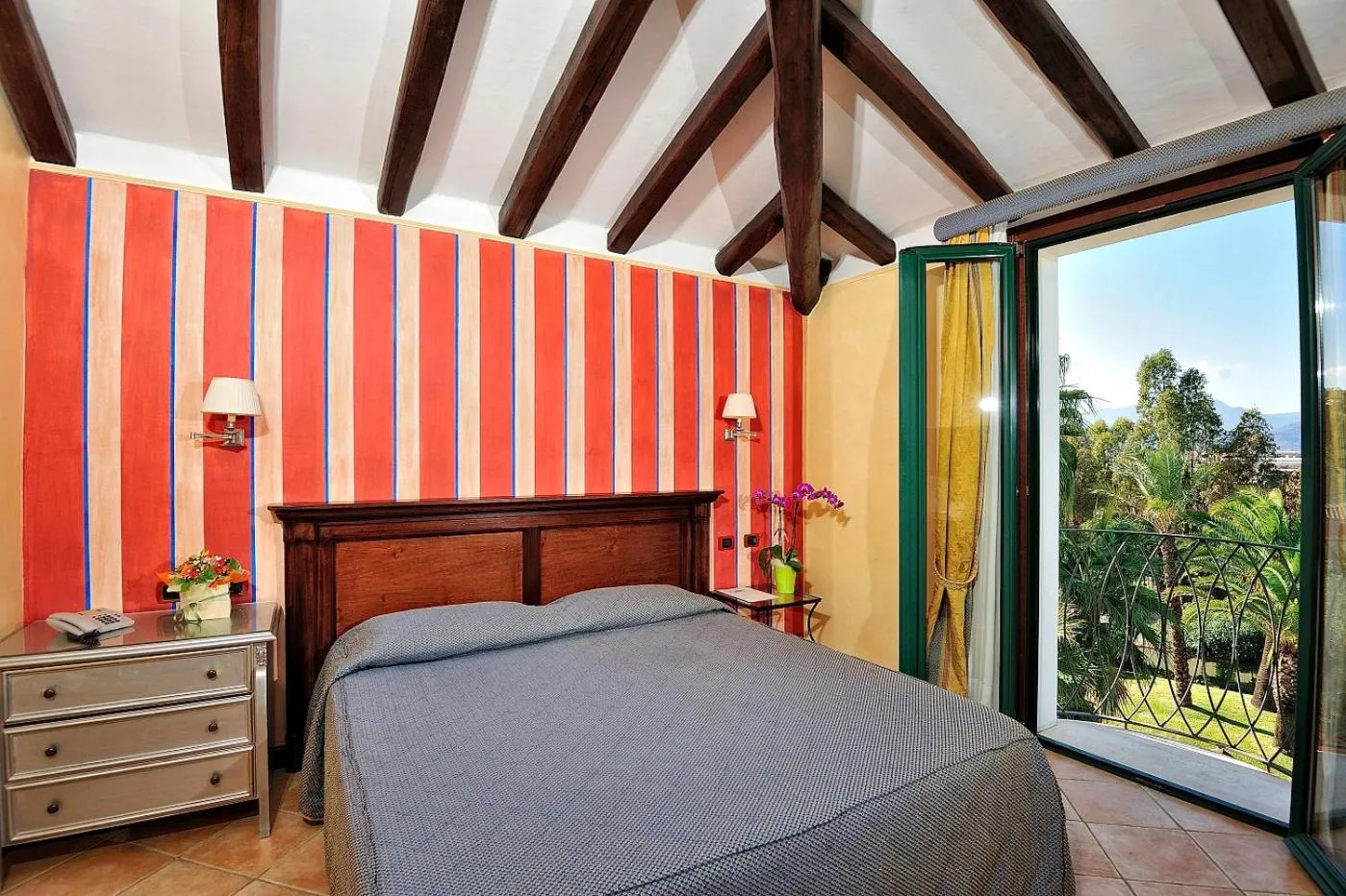 View (from property/room), Bed in Hotel Arbatasar