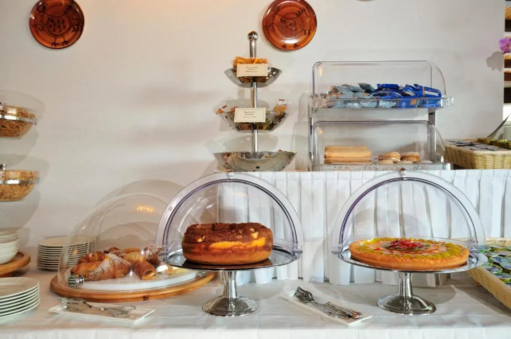 Restaurant/places to eat in Hotel Arbatasar