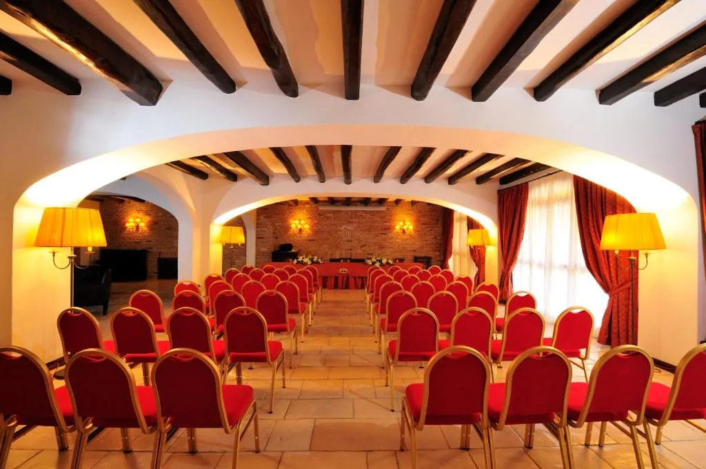 Business facilities in Hotel Arbatasar