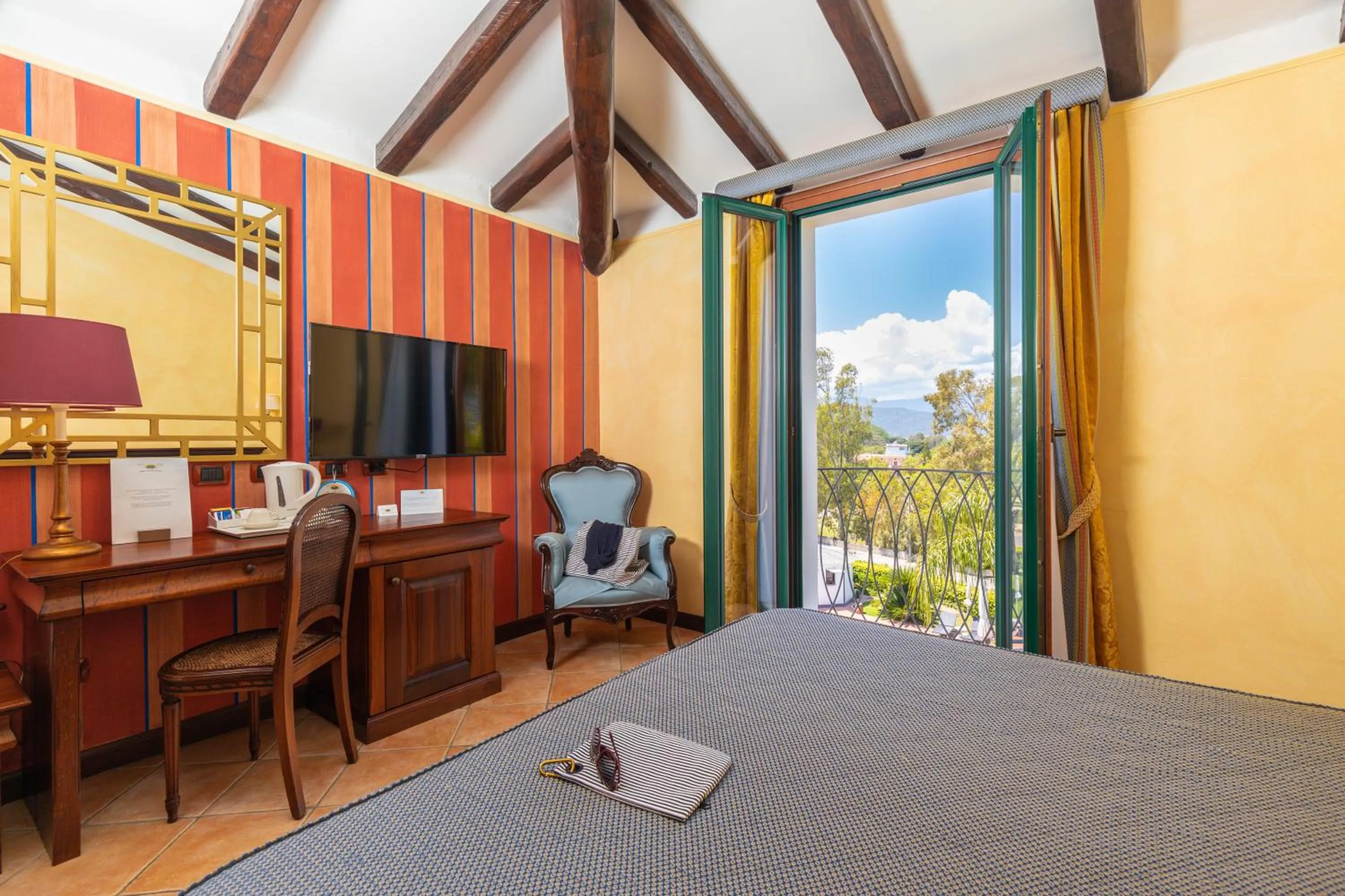 View (from property/room), Bed in Hotel Arbatasar