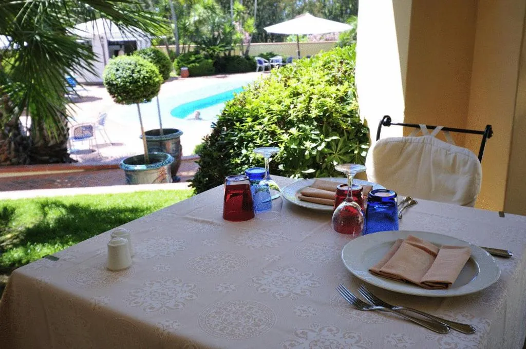 Restaurant/places to eat in Hotel Arbatasar