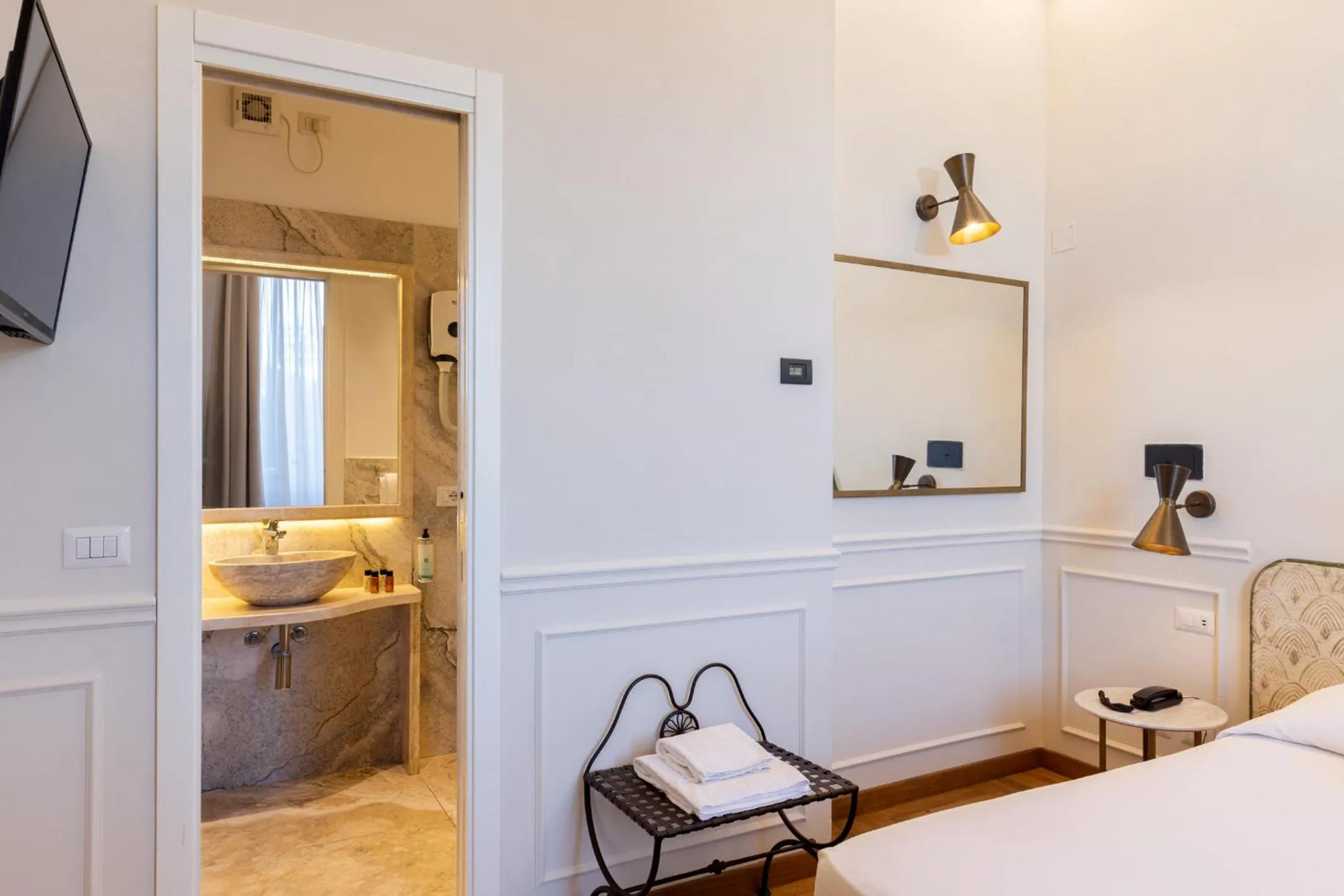 Photo of the whole room, Bed in Albergo Chiusarelli