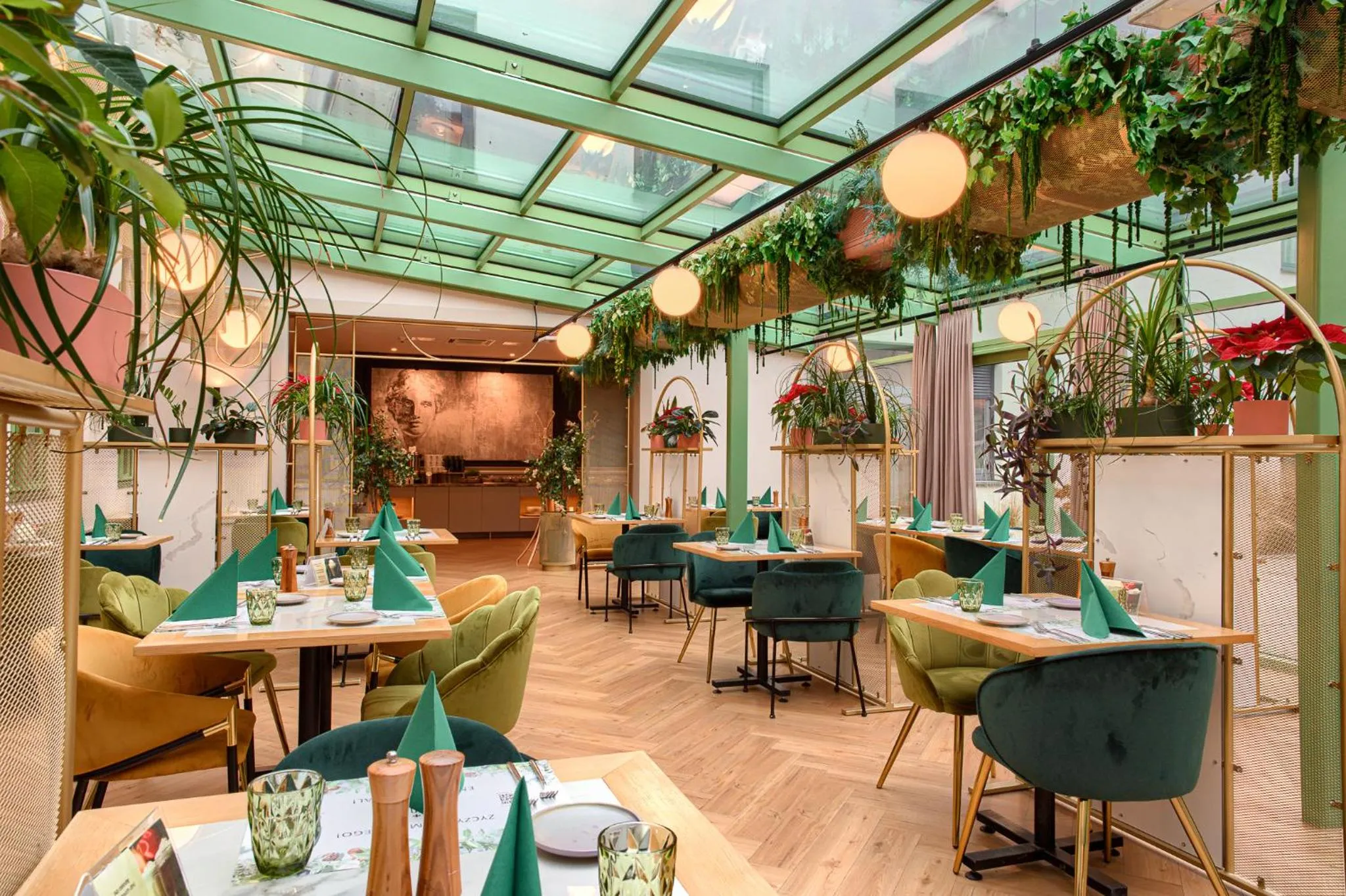 Restaurant/places to eat in Hotel ETER