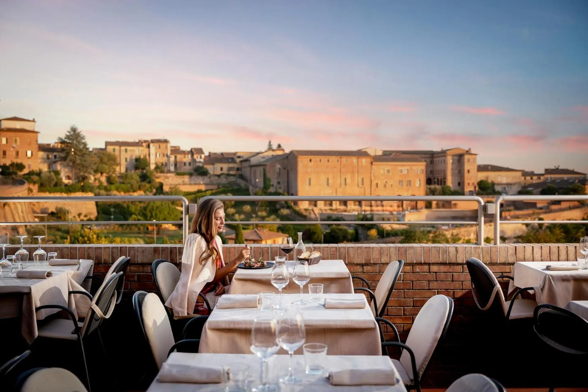 Restaurant/places to eat in Hotel Athena