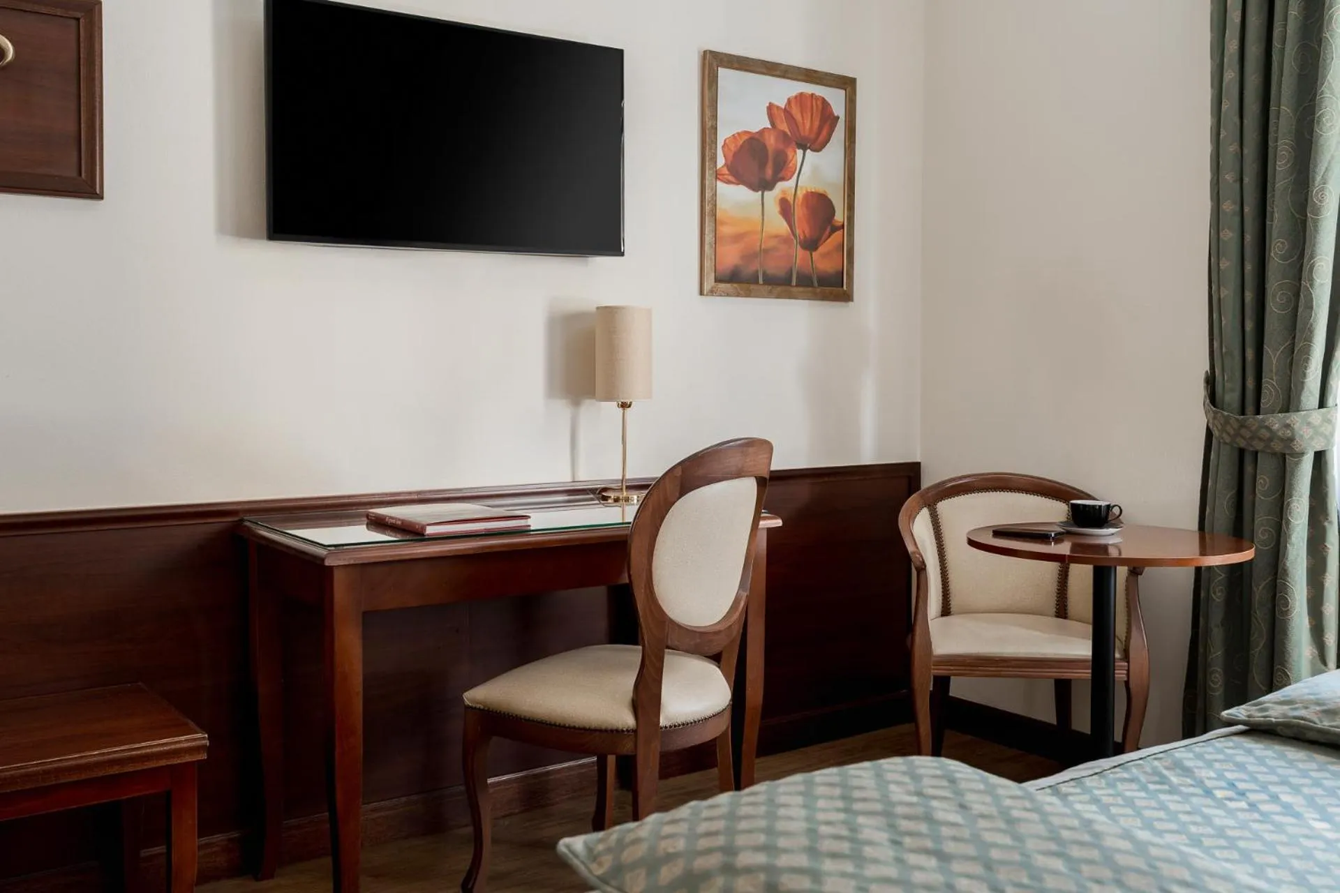 TV and multimedia, Bed in Hotel Athena