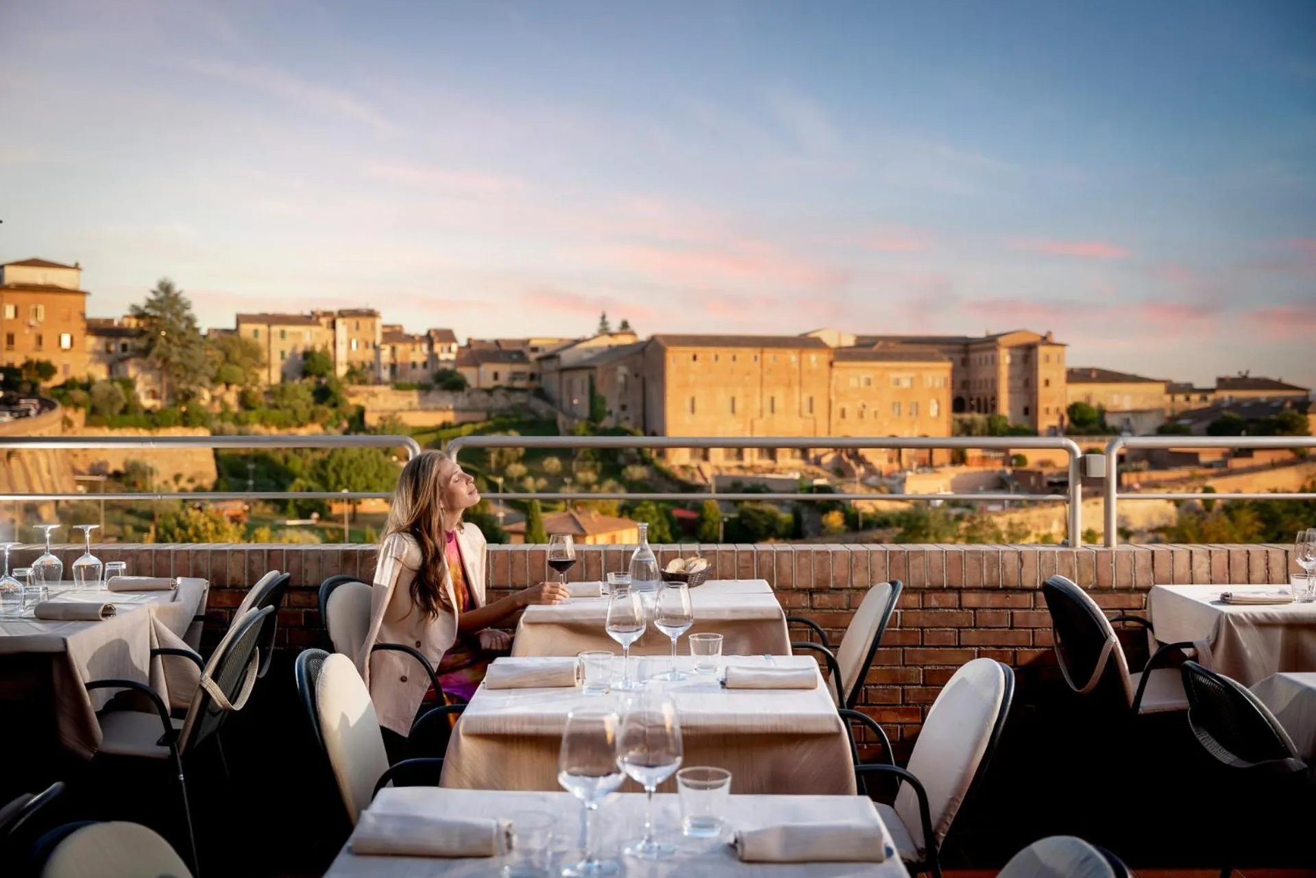 Restaurant/places to eat in Hotel Athena