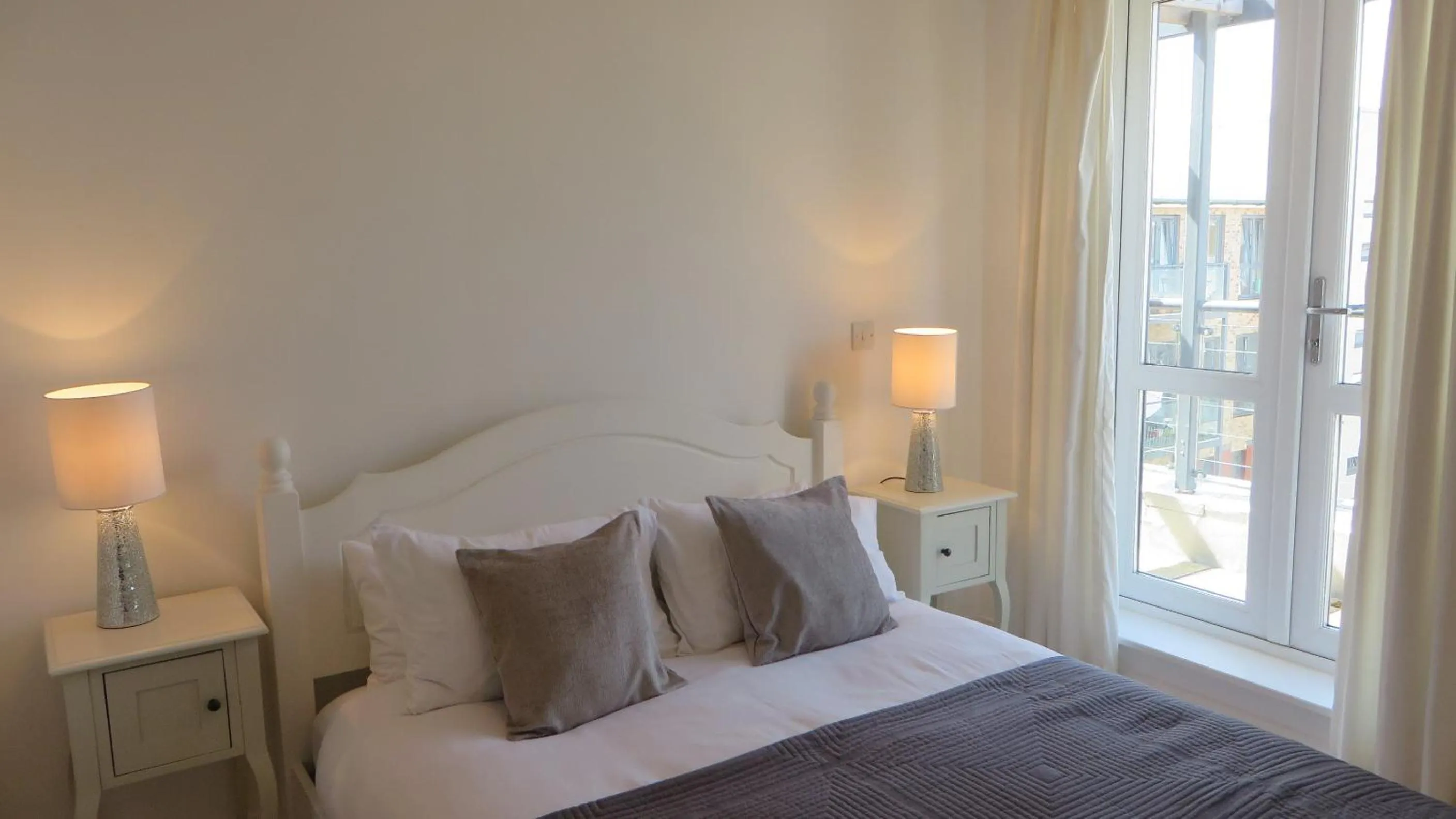 Bedroom, Bed in Citystay Living- Warren Close