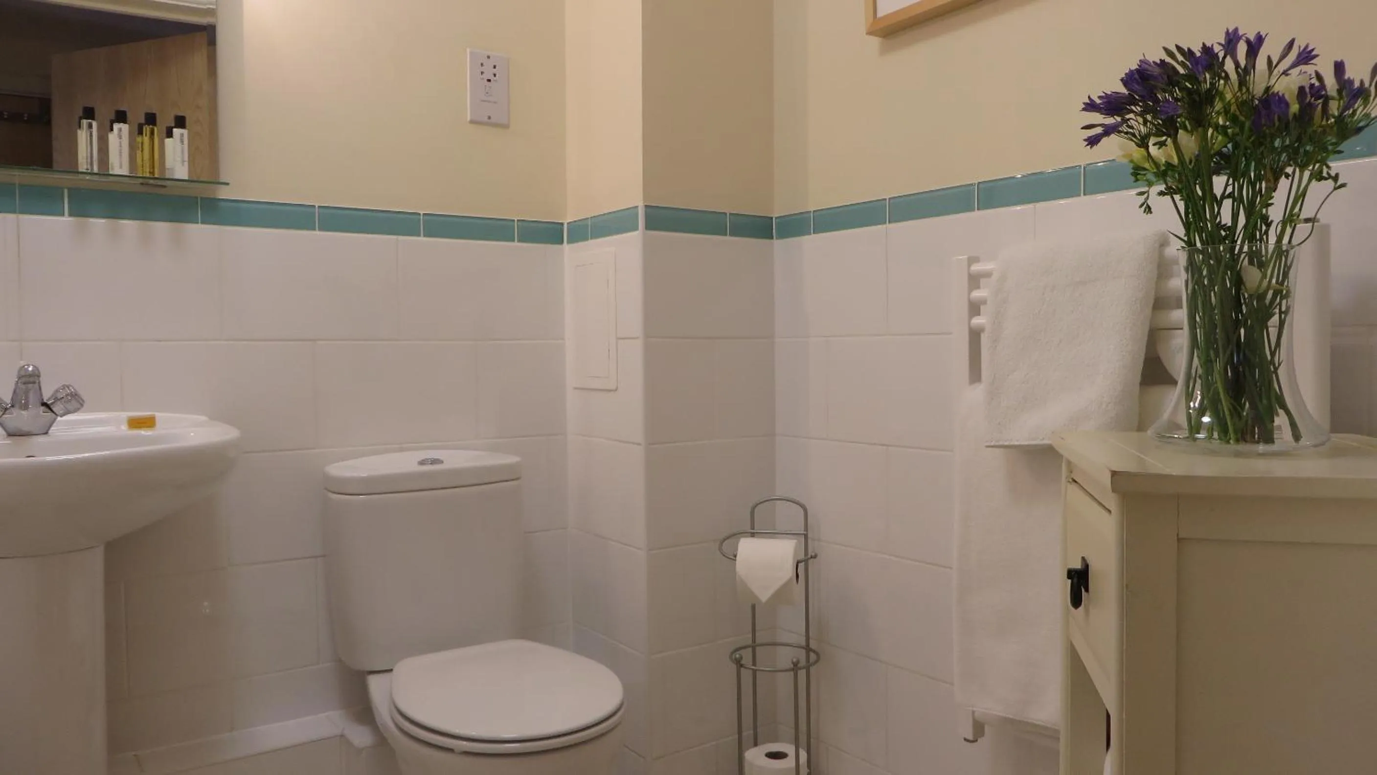 Toilet in Citystay Living- Warren Close