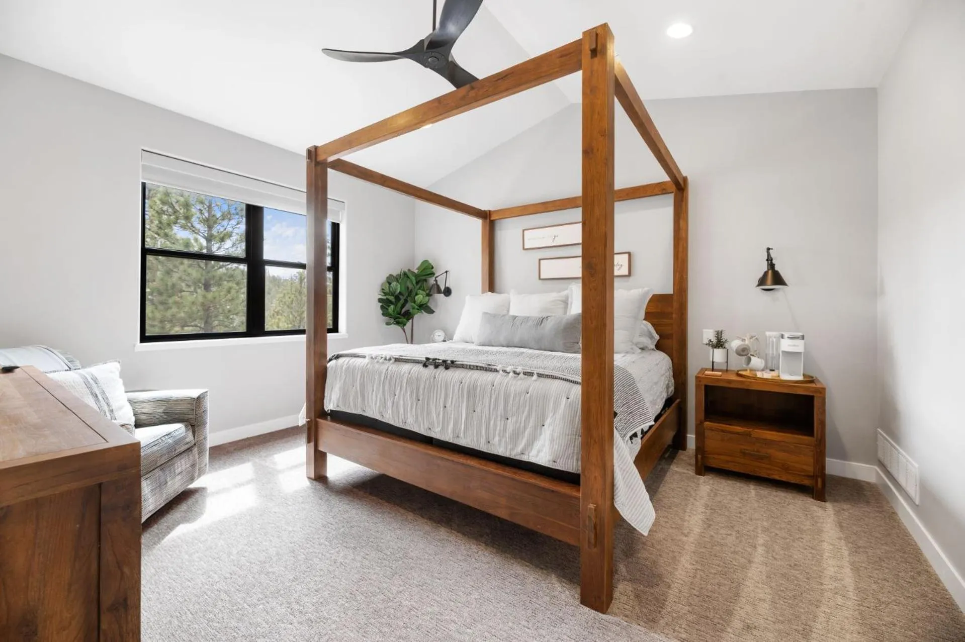 Bed in Copper Skies Lodge at Powder House Pass