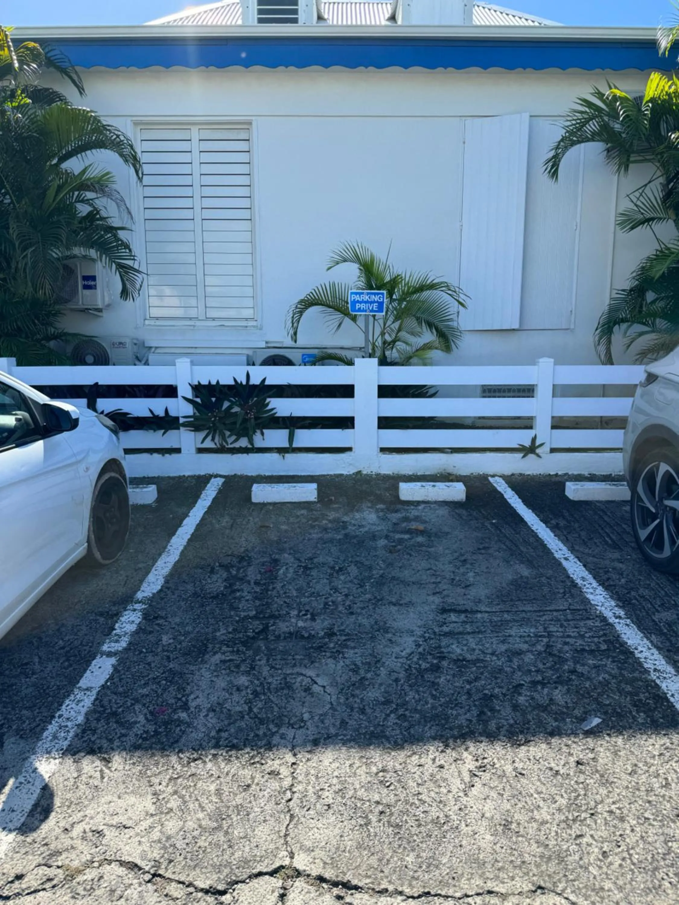 Parking in Moana Lodge
