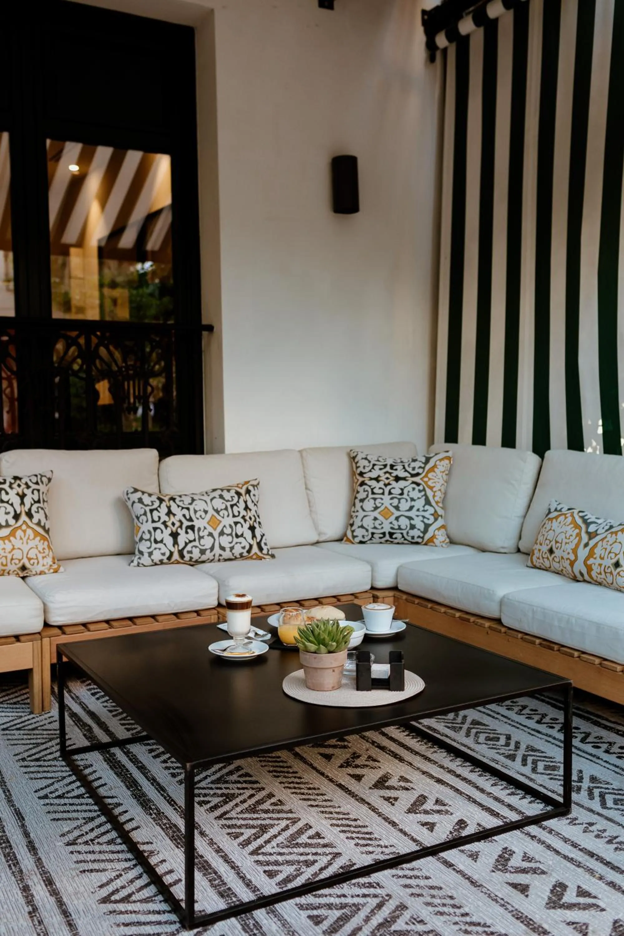 Restaurant/places to eat in Hotel Estepona Plaza