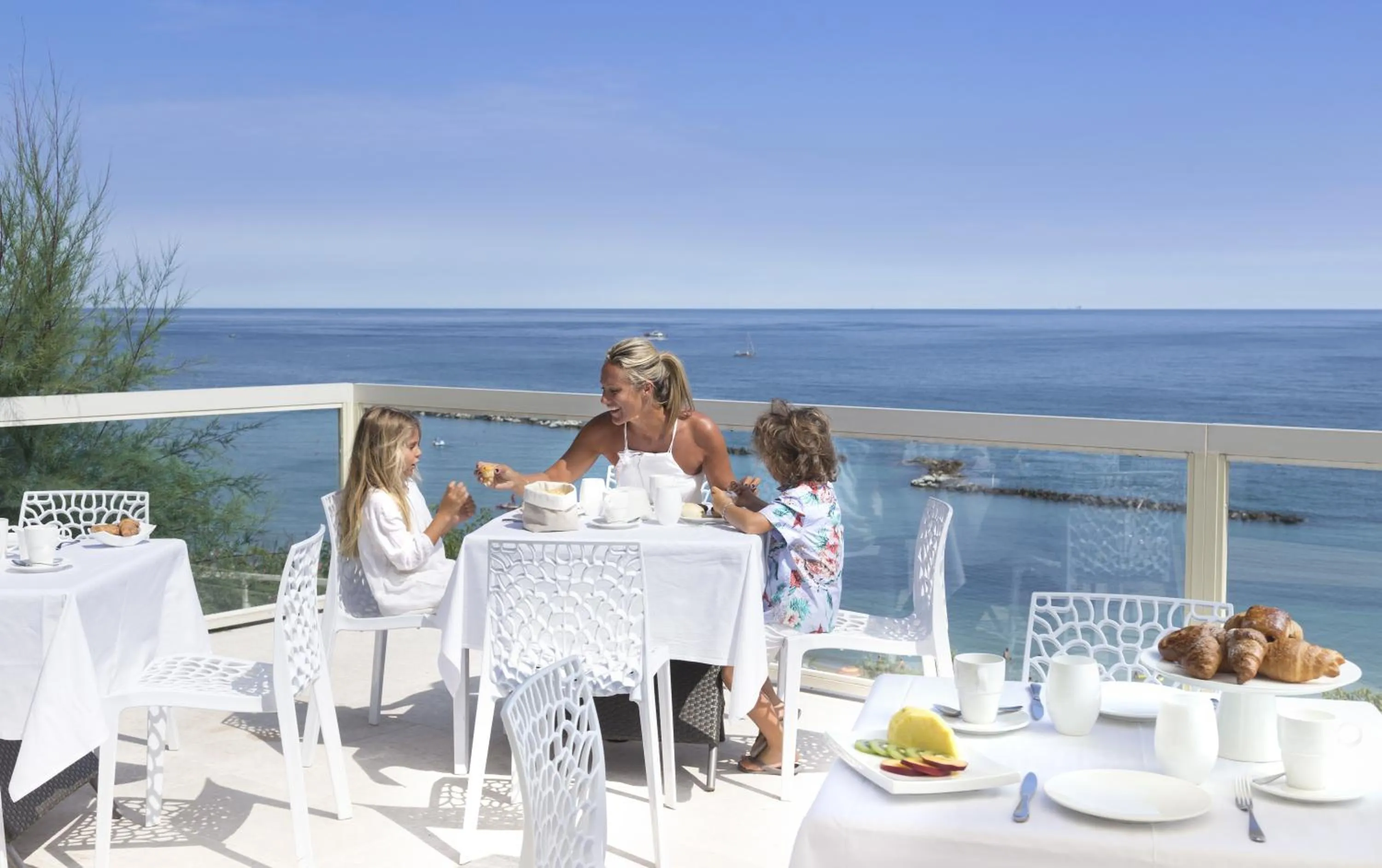 People in Hotel Sans Souci