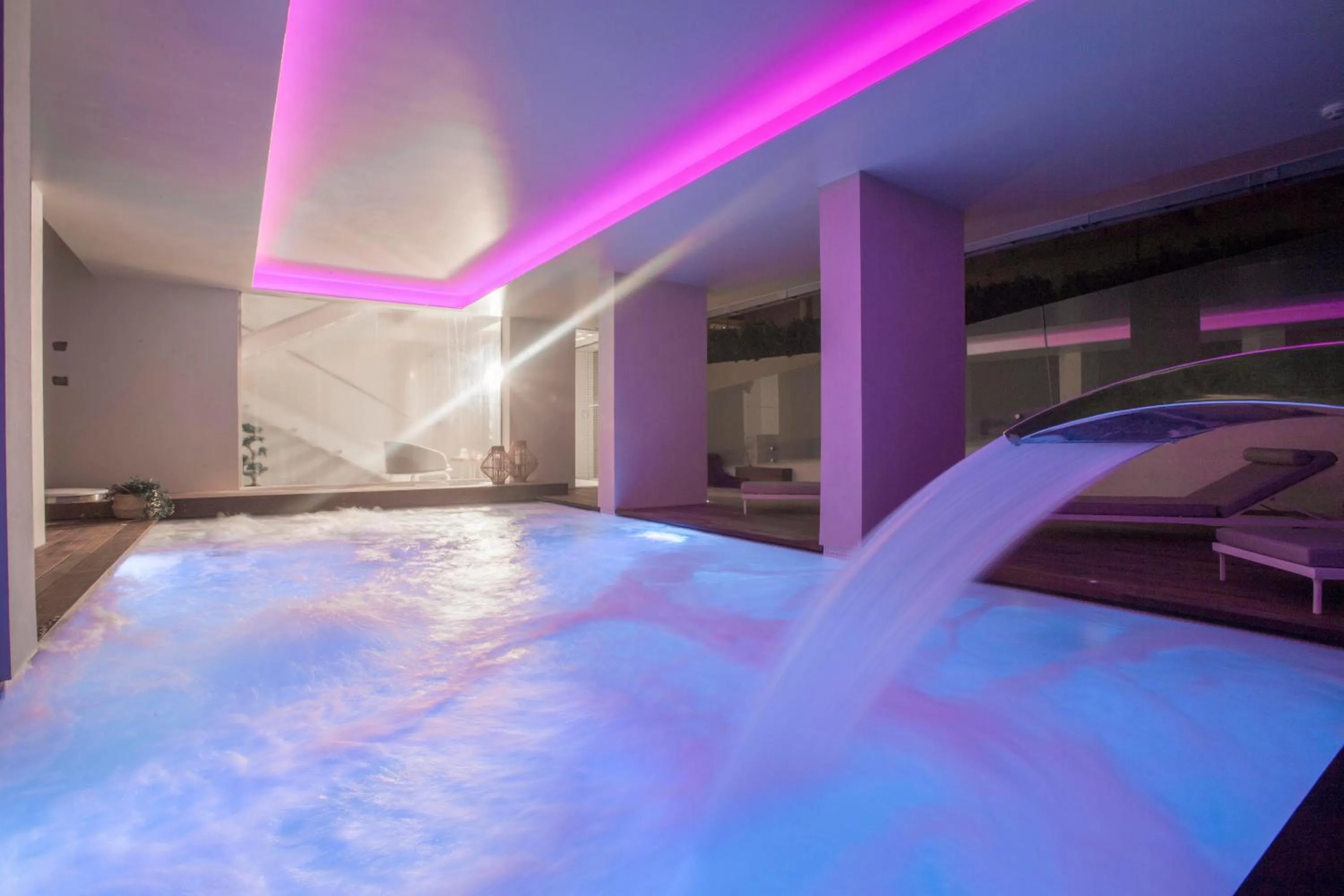 Hot Tub, Bed in Hotel Sans Souci