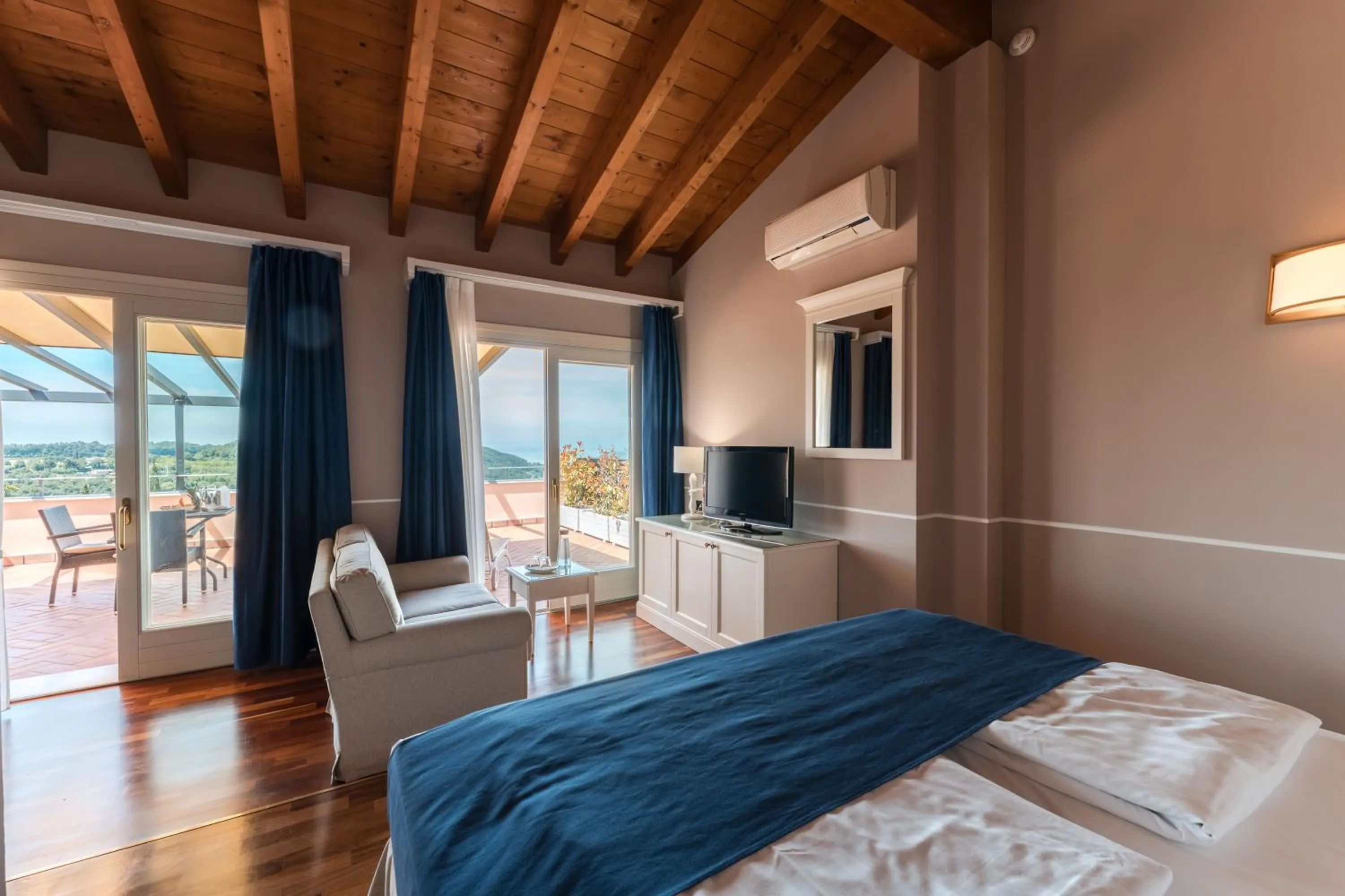 Bed in Hotel Boffenigo - The Golden Hour