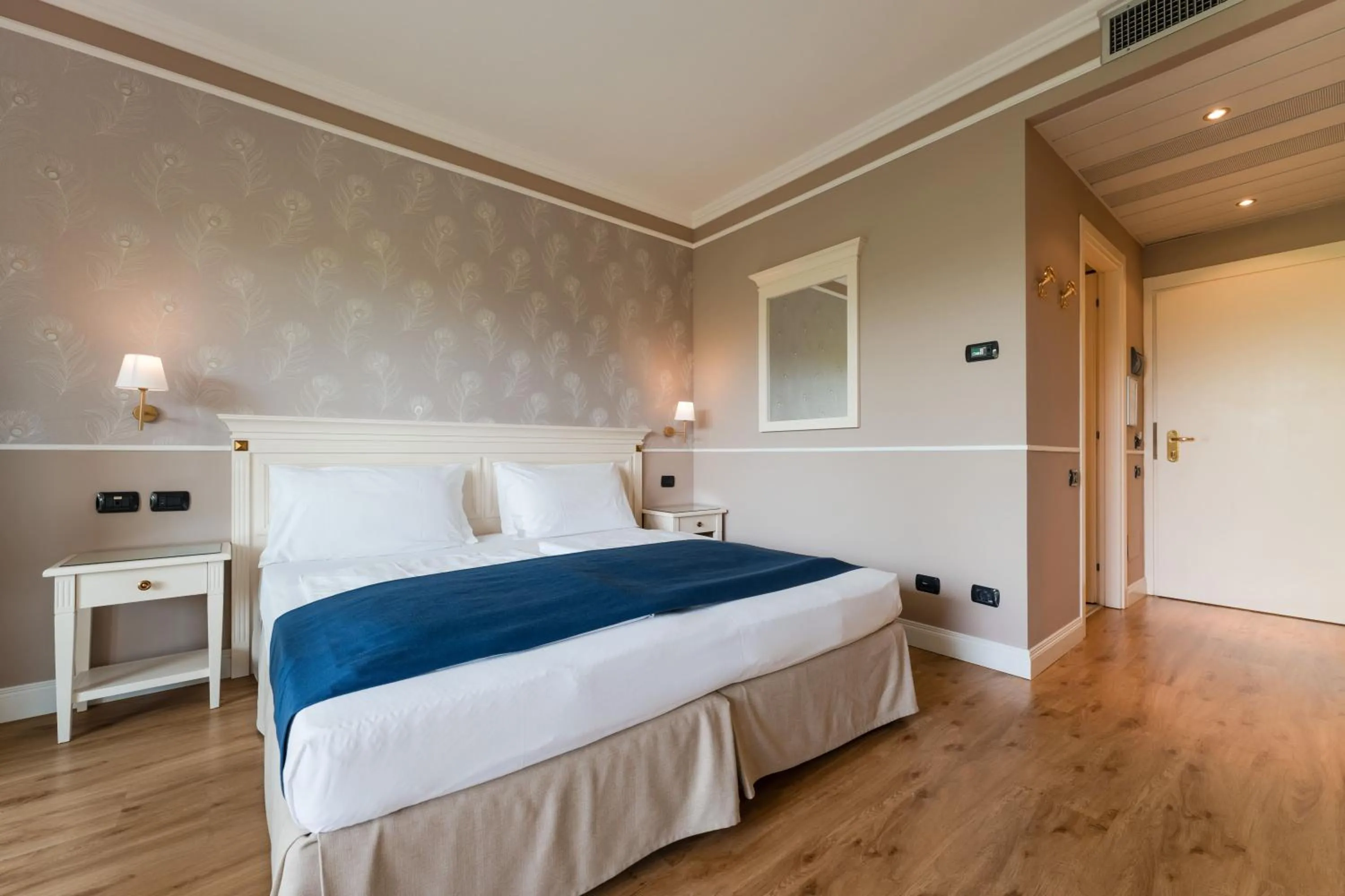 Bed in Hotel Boffenigo - The Golden Hour