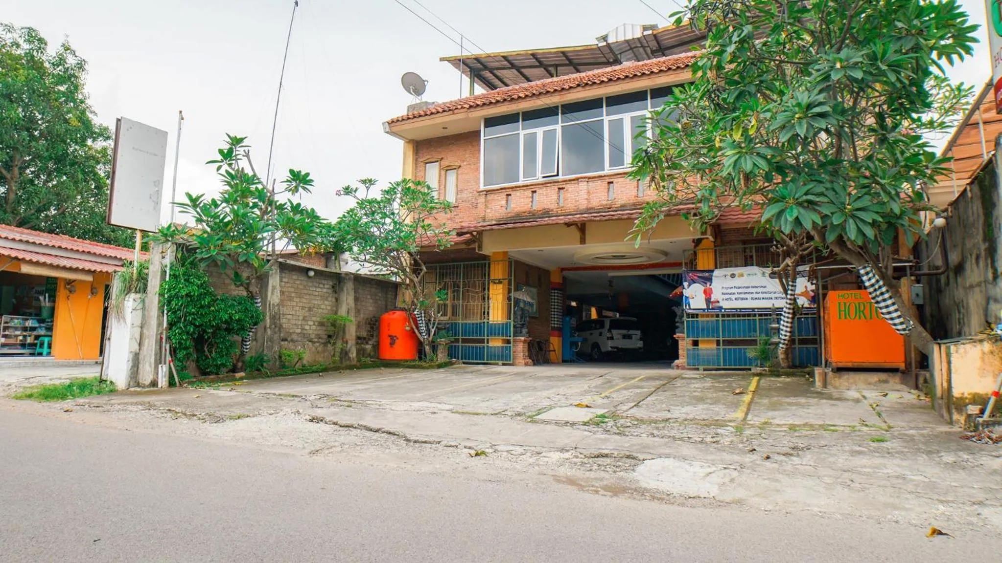 Facade/entrance in Horton Hotel Cirebon
