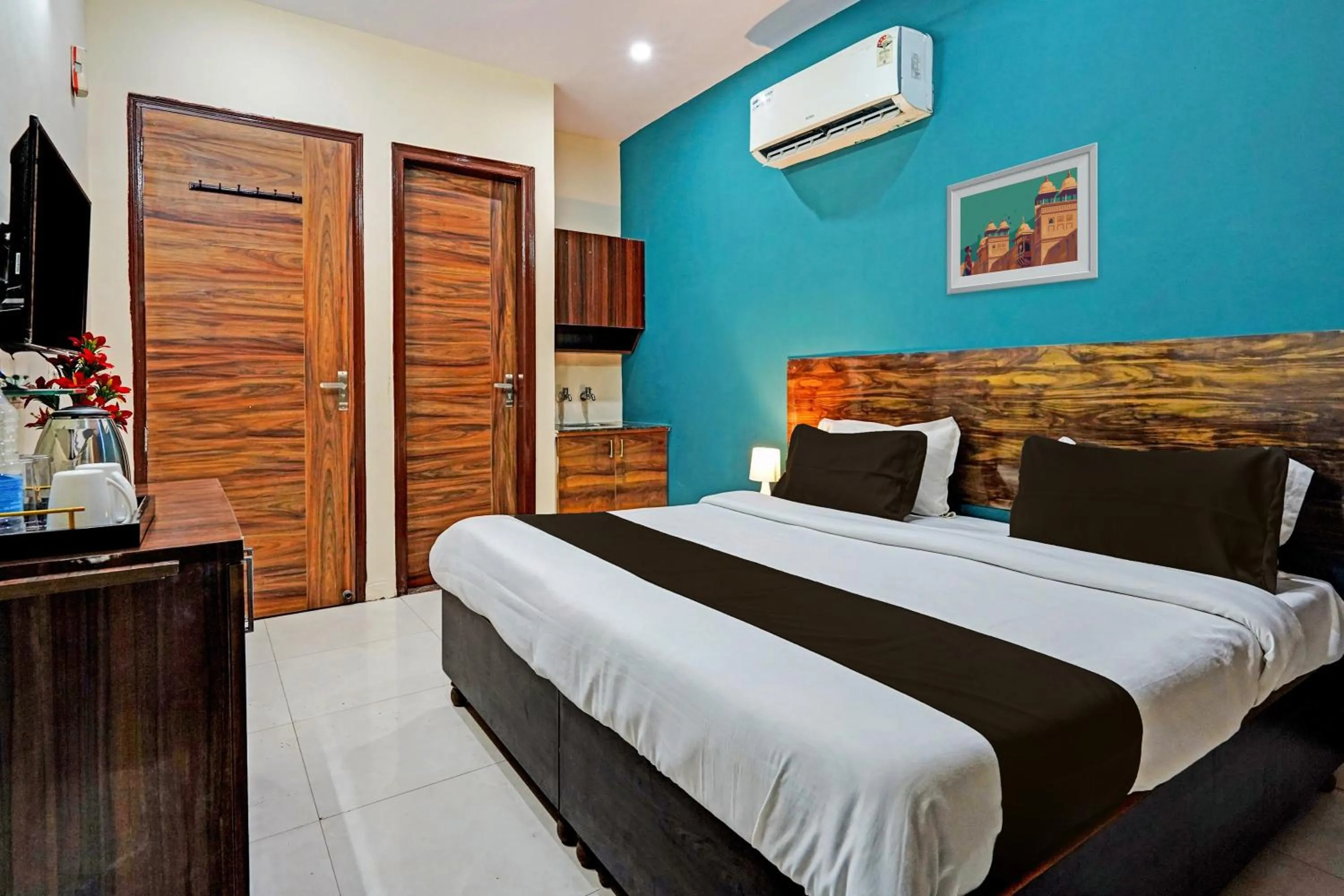 Bedroom, Bed in Royal Hotel