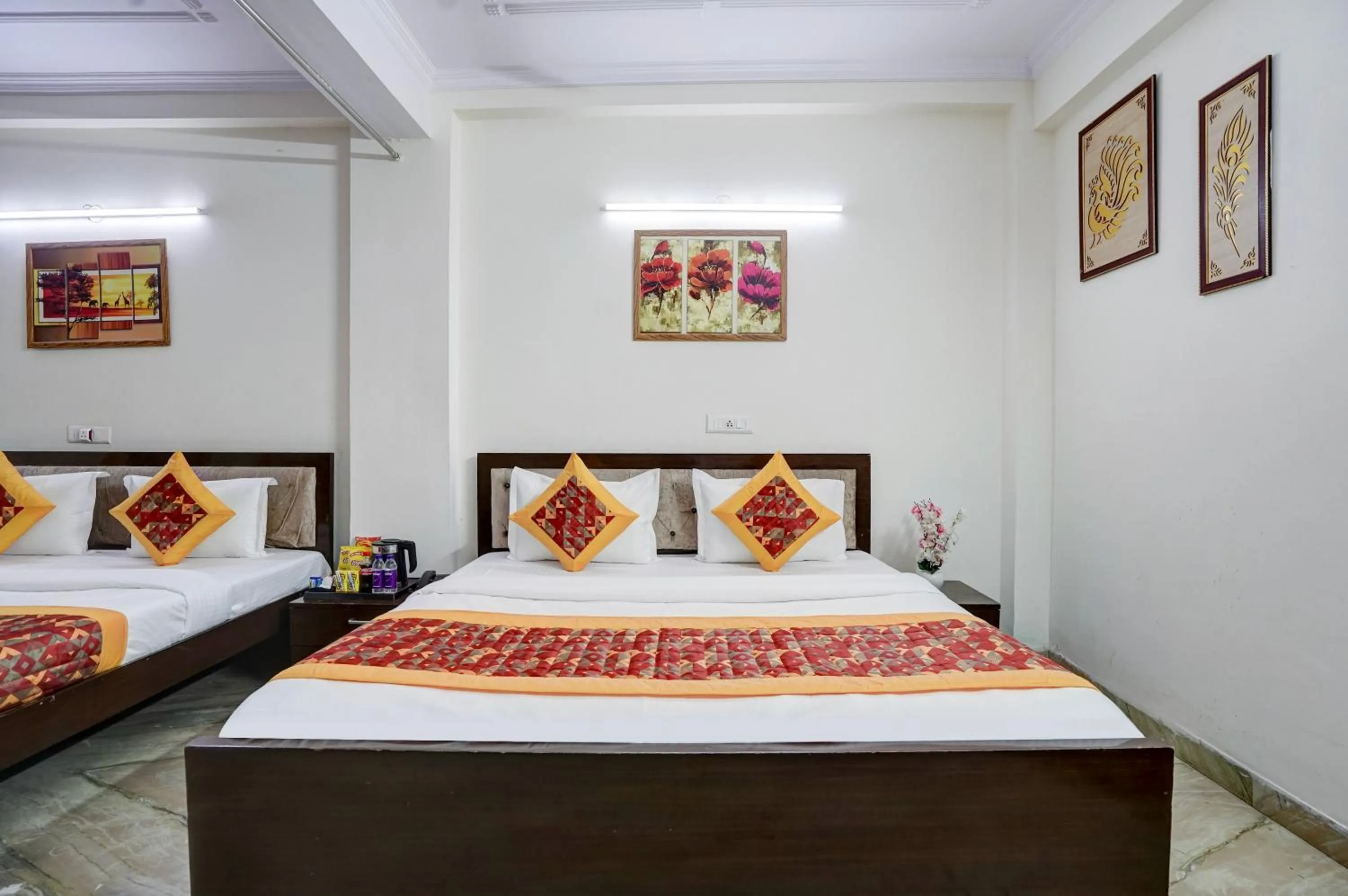 Bed in Hotel South Delhi Inn Just 10 Minute Away Form Nizamuddin Railway Station