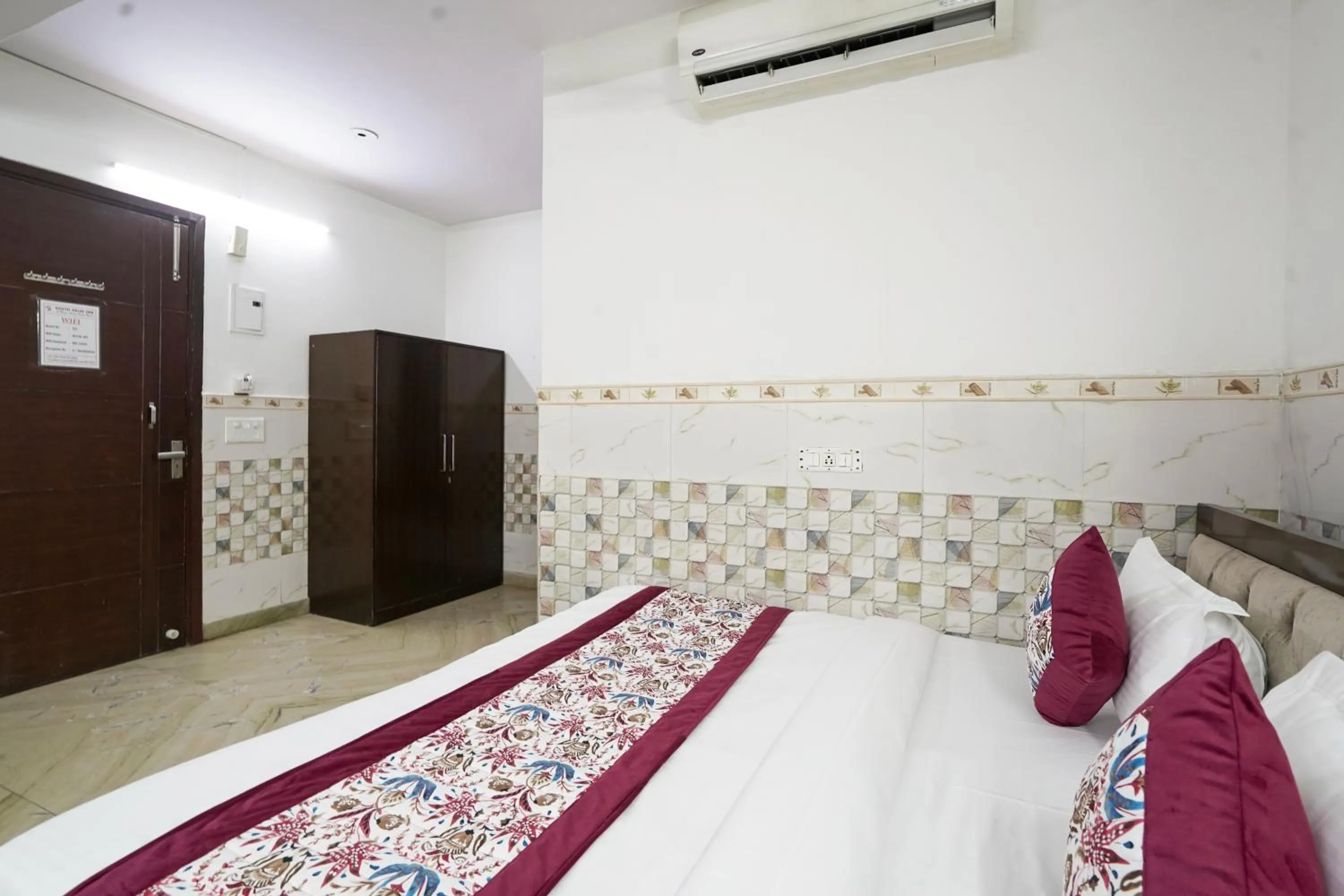 Bed in Hotel South Delhi Inn Just 10 Minute Away Form Nizamuddin Railway Station
