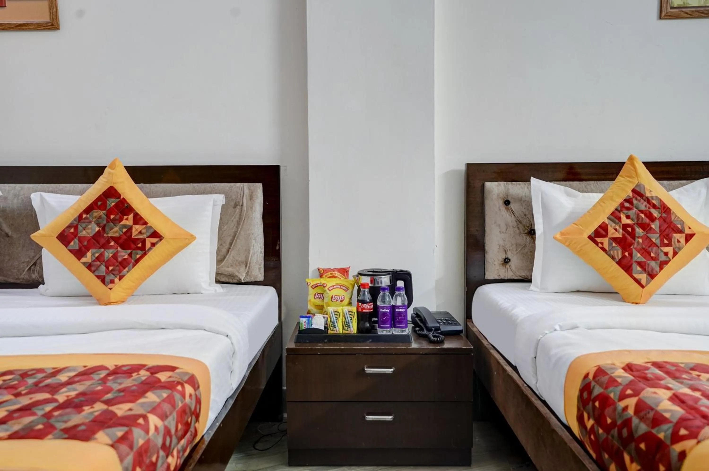 Bed in Hotel South Delhi Inn Just 10 Minute Away Form Nizamuddin Railway Station