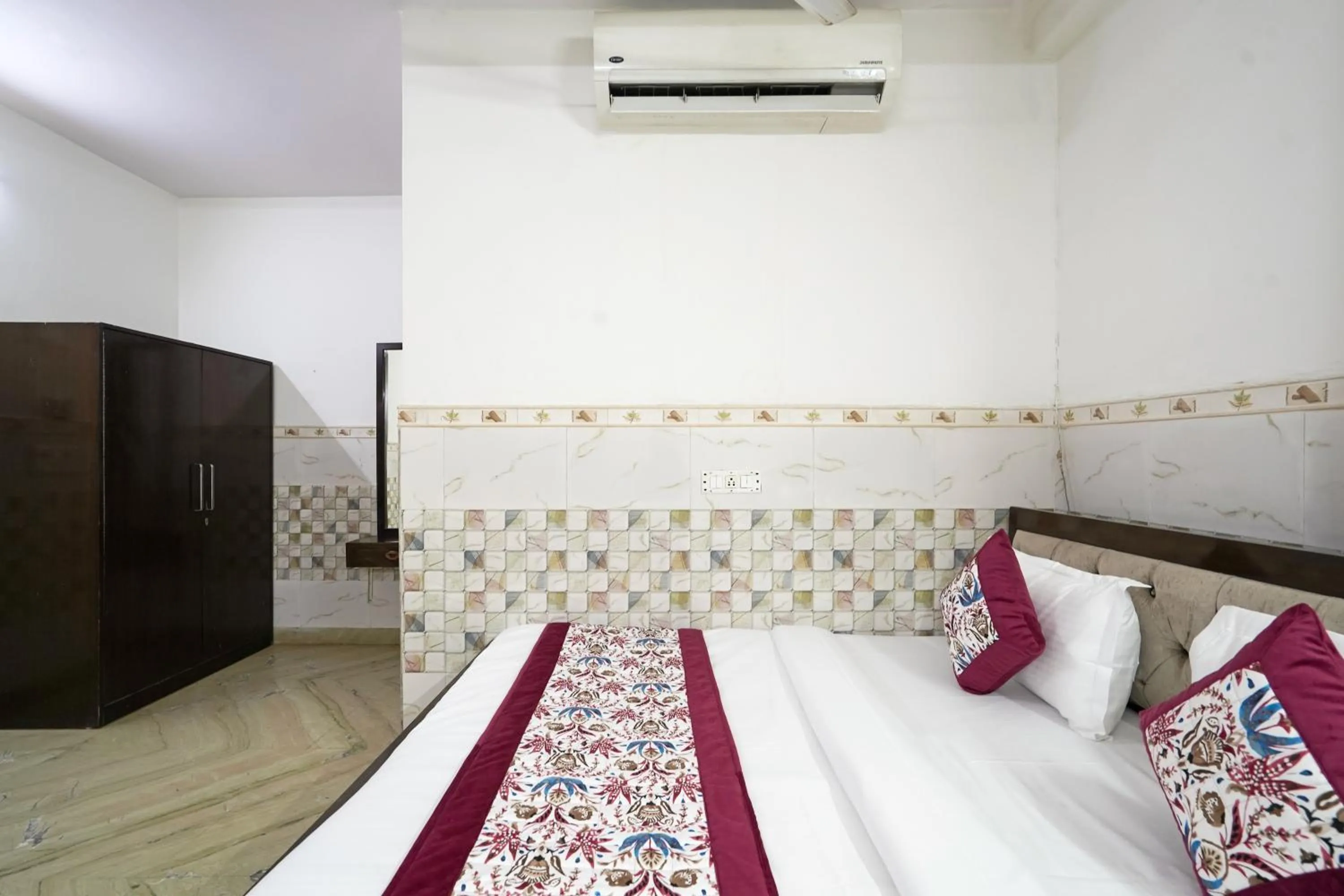 Bed in Hotel South Delhi Inn Just 10 Minute Away Form Nizamuddin Railway Station