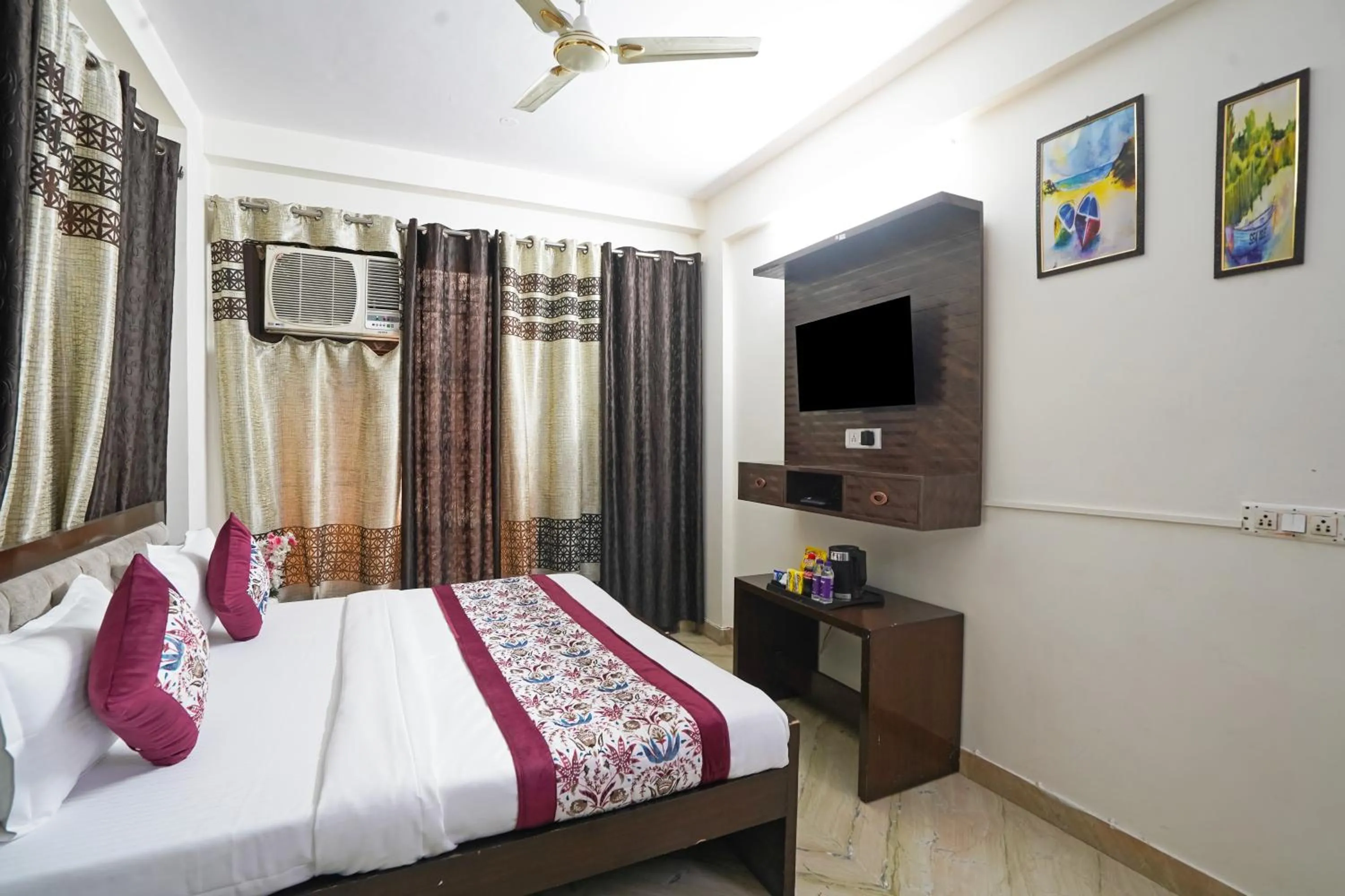 Communal lounge/ TV room, Bed in Hotel South Delhi Inn Just 10 Minute Away Form Nizamuddin Railway Station