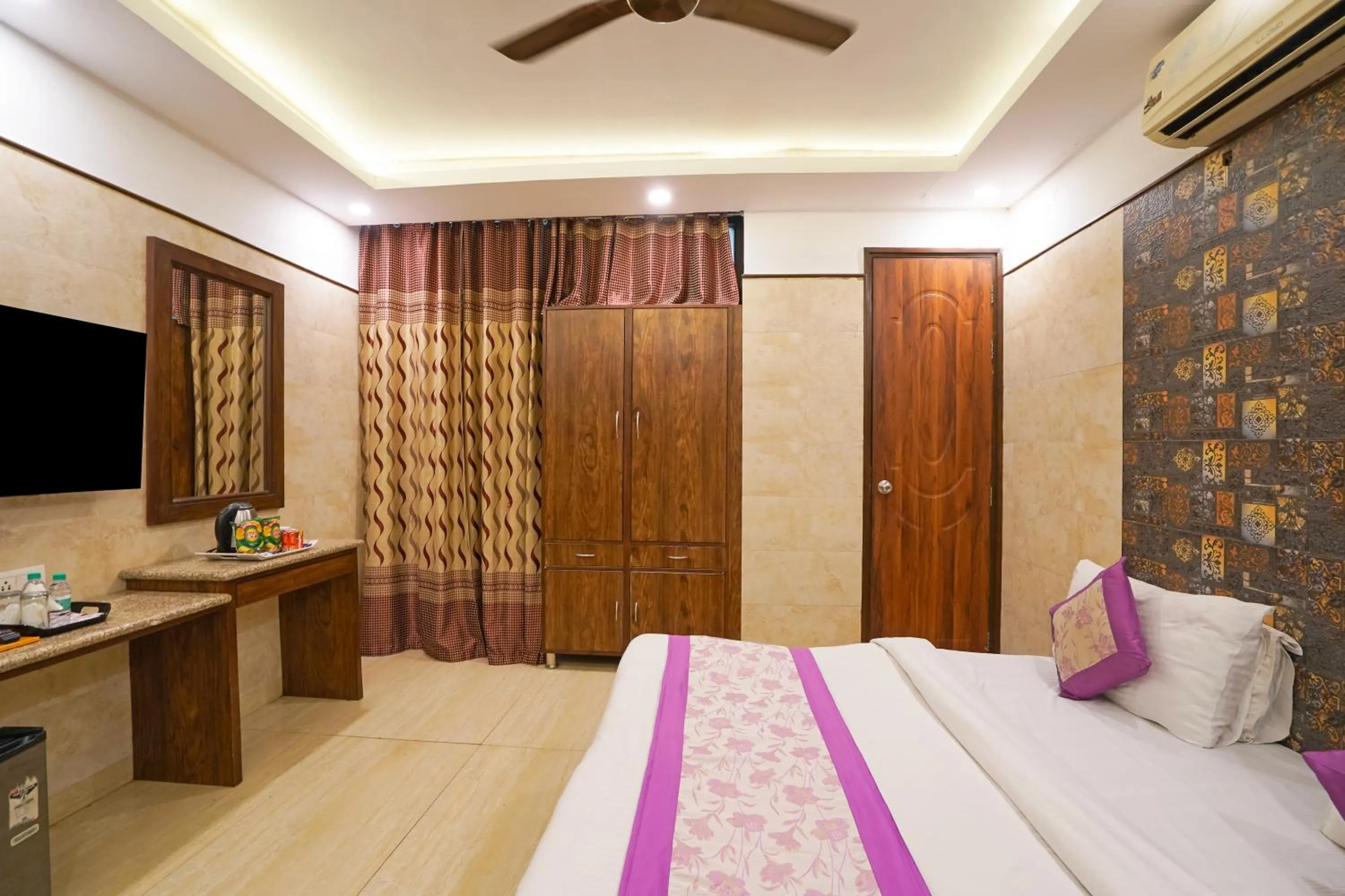 Communal lounge/ TV room, Bed in Hotel South Delhi Inn Just 10 Minute Away Form Nizamuddin Railway Station