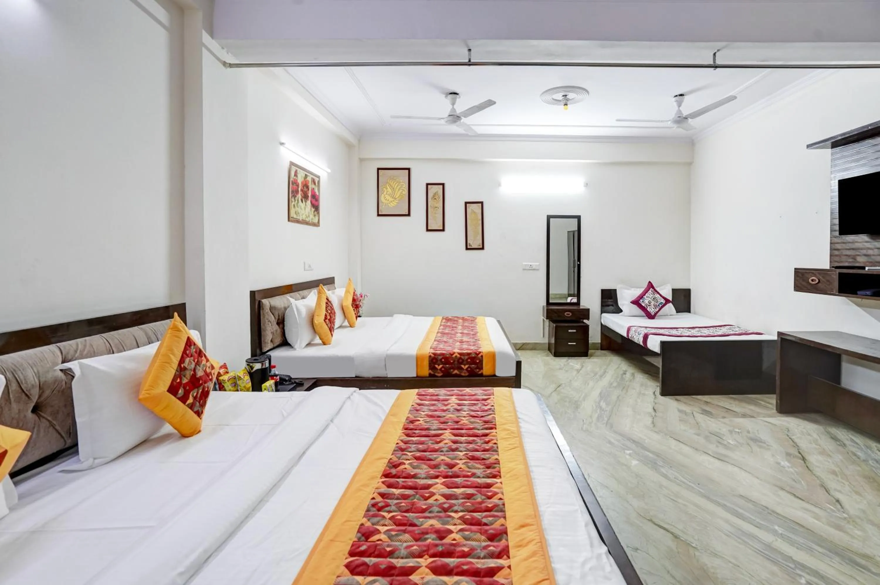 Bed in Hotel South Delhi Inn Just 10 Minute Away Form Nizamuddin Railway Station