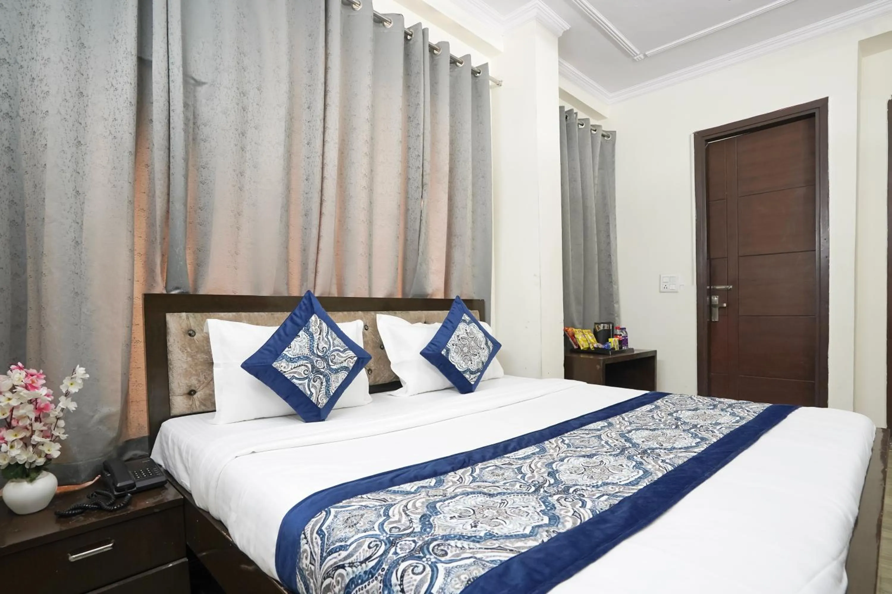 Bed in Hotel South Delhi Inn Just 10 Minute Away Form Nizamuddin Railway Station